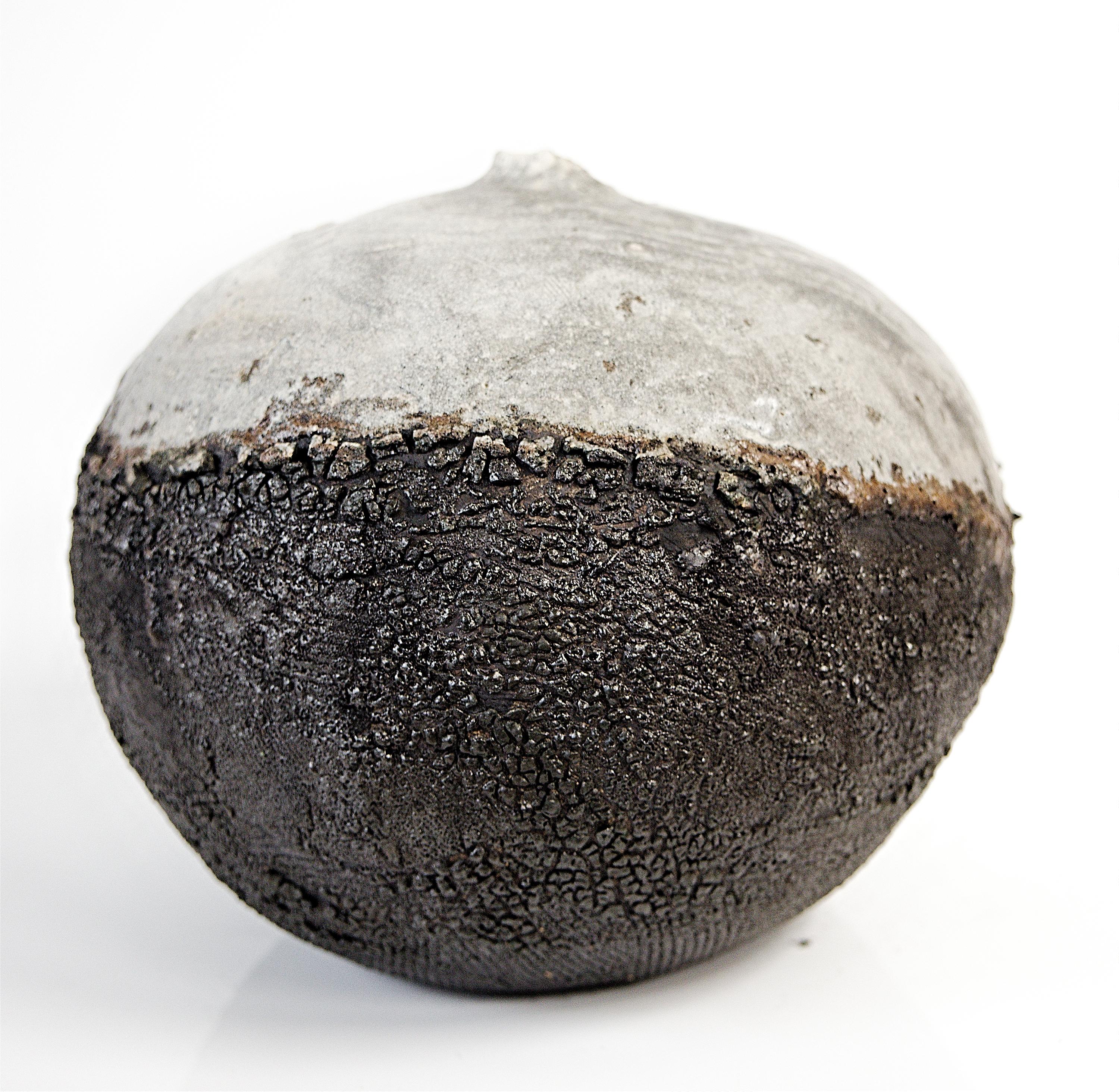 Barattolo a forma di luna con texture in bianco e nero In condizioni Nuovo in vendita a Van Nuys, CA