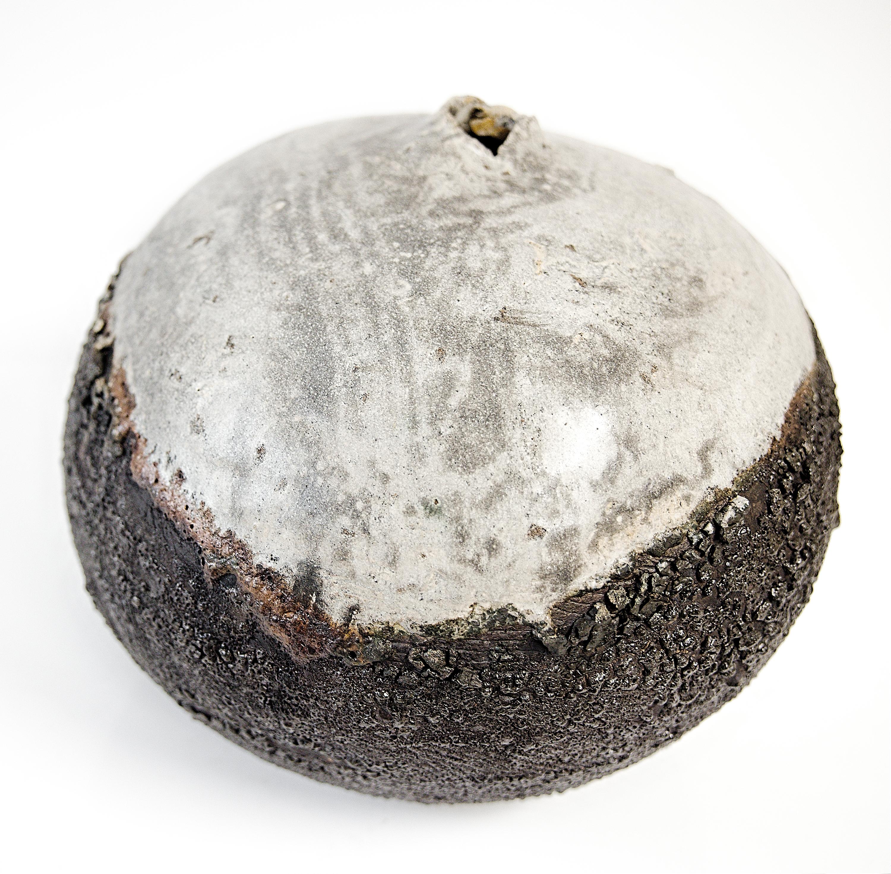 XXI secolo e contemporaneo Barattolo a forma di luna con texture in bianco e nero in vendita