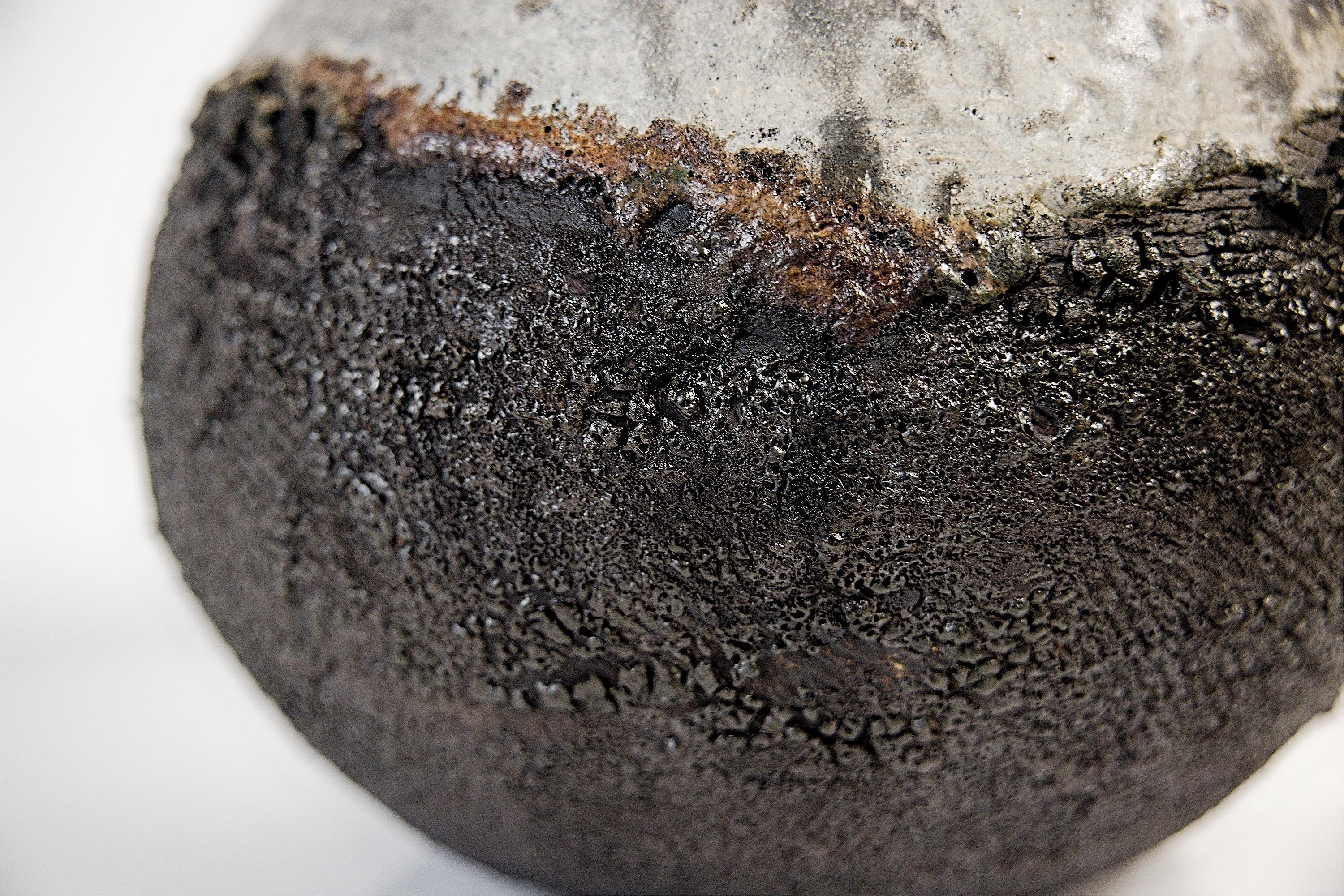 Barattolo a forma di luna con texture in bianco e nero in vendita 1