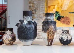 Schwarze und weiße strukturierte Vulkanvase mit schwarzen Ton „Früchten“ und Eisenbeschlägen