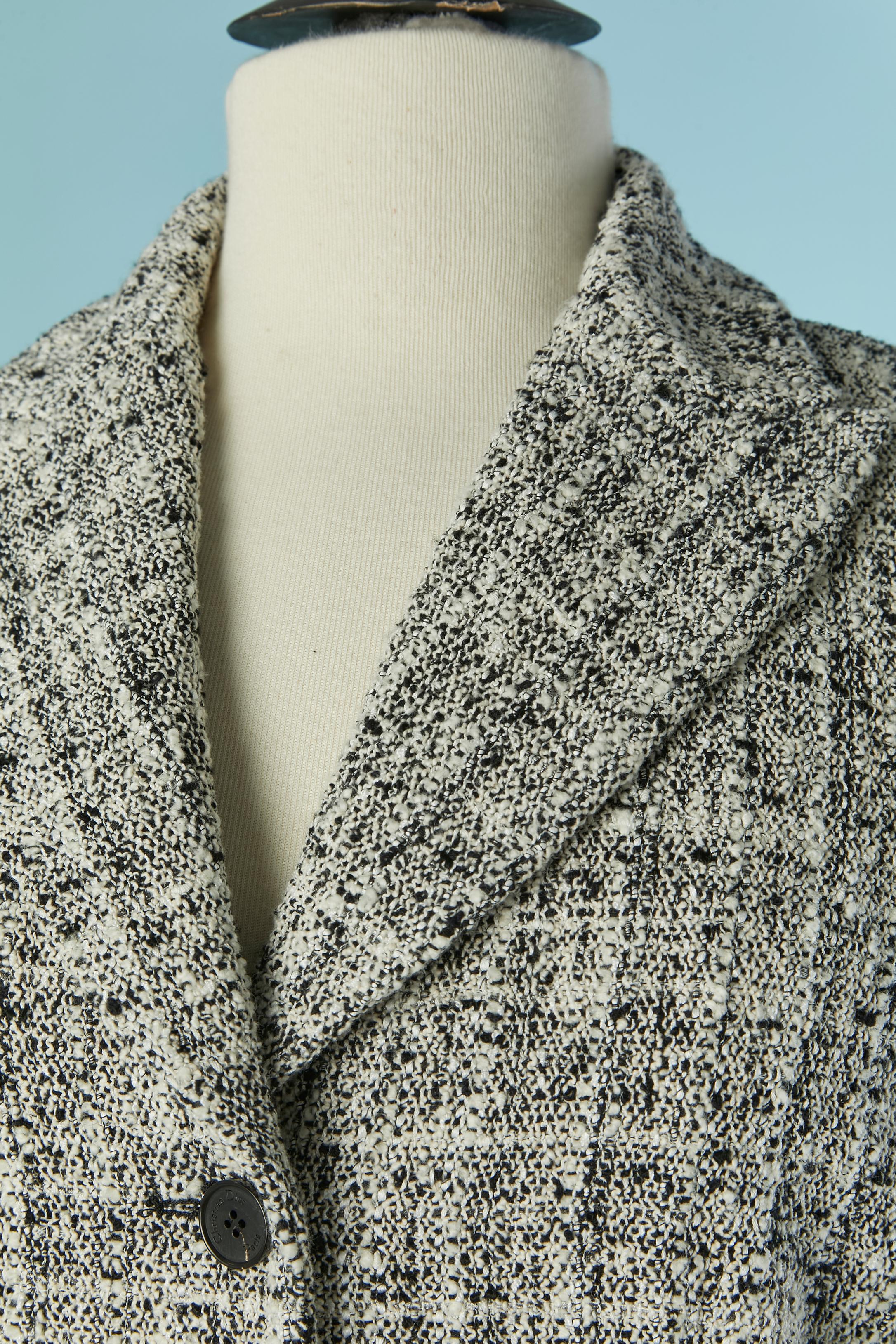 Black and white Tweed Bar jacket. Black rayon lining. Branded button and buttonhole closure on the middle front and on the cuffs. Pocket on both side. 
SIZE 38 (fr) M