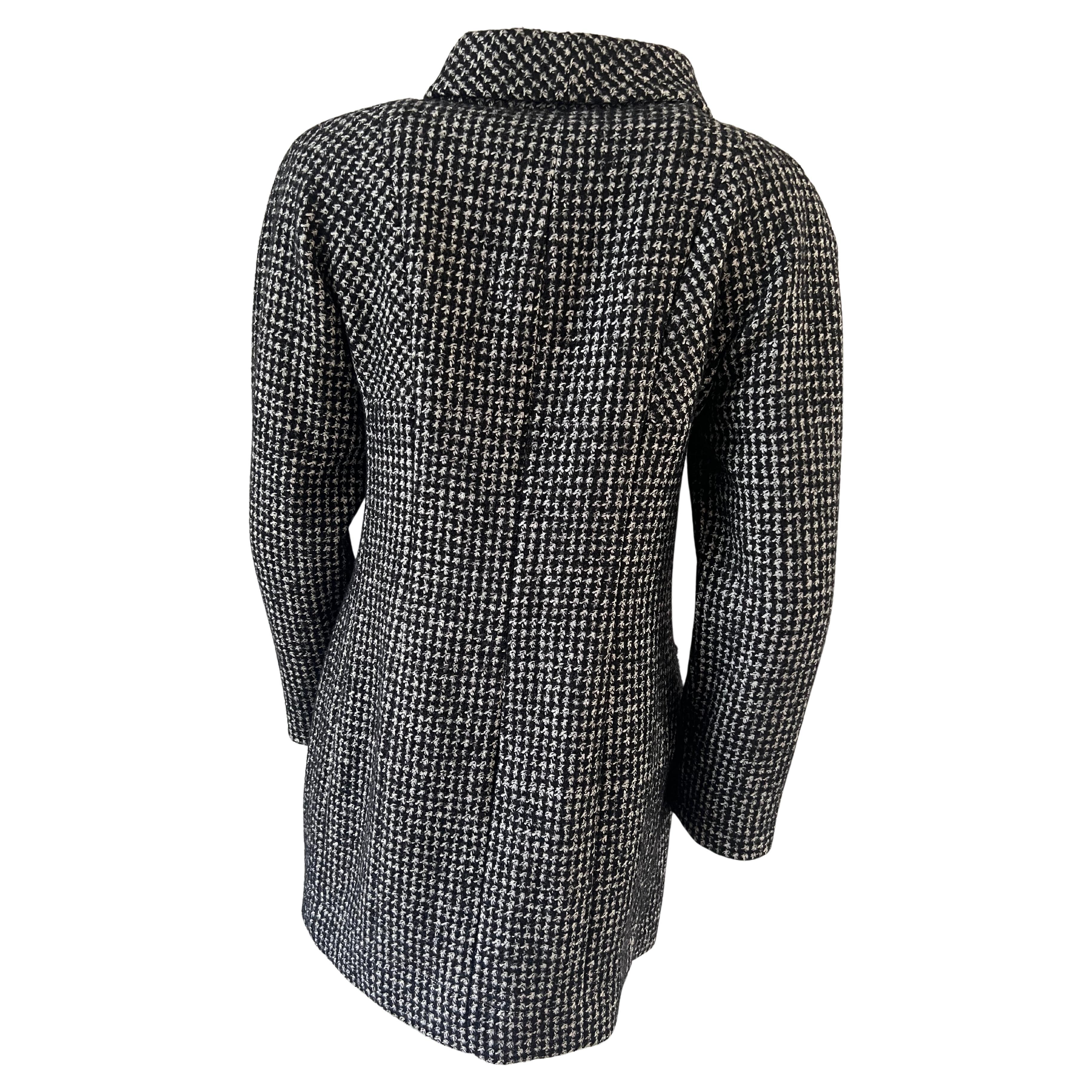 Black and white tweed Chanel Jacket 2014 In Good Condition For Sale In Palm Beach, FL