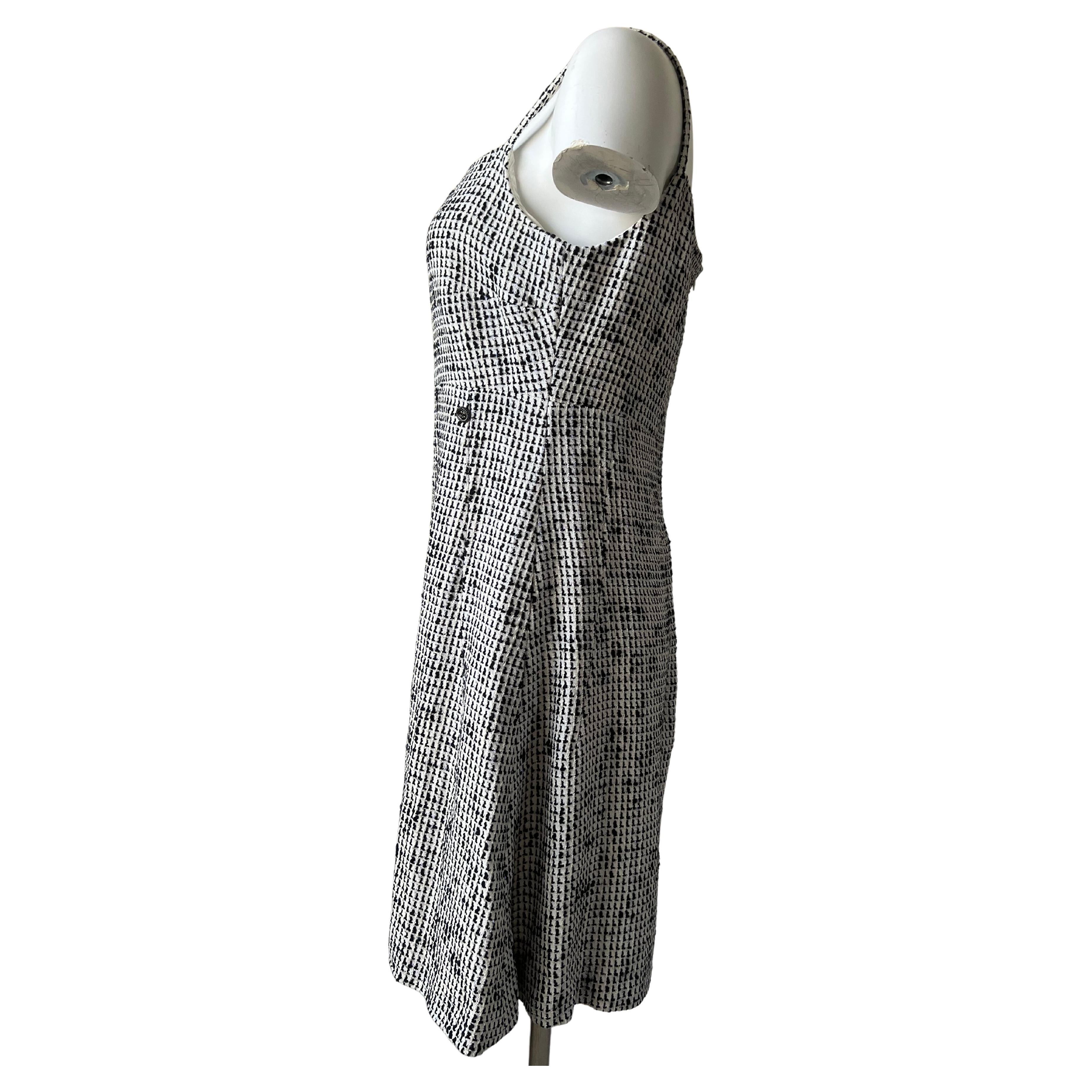 Vestido de tweed blanco y negro Chanel 2010 en venta 1