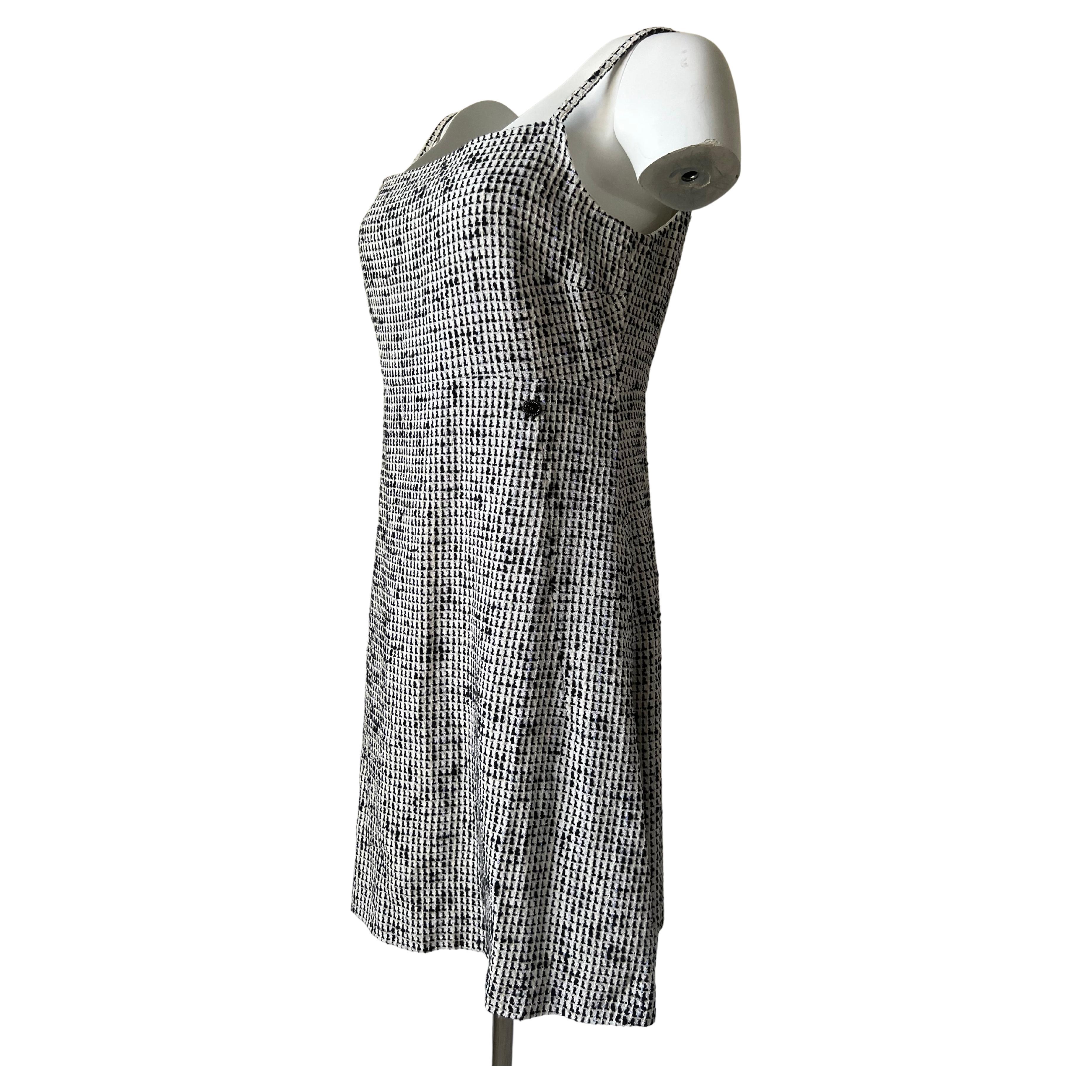 Vestido de tweed blanco y negro Chanel 2010 en venta 2