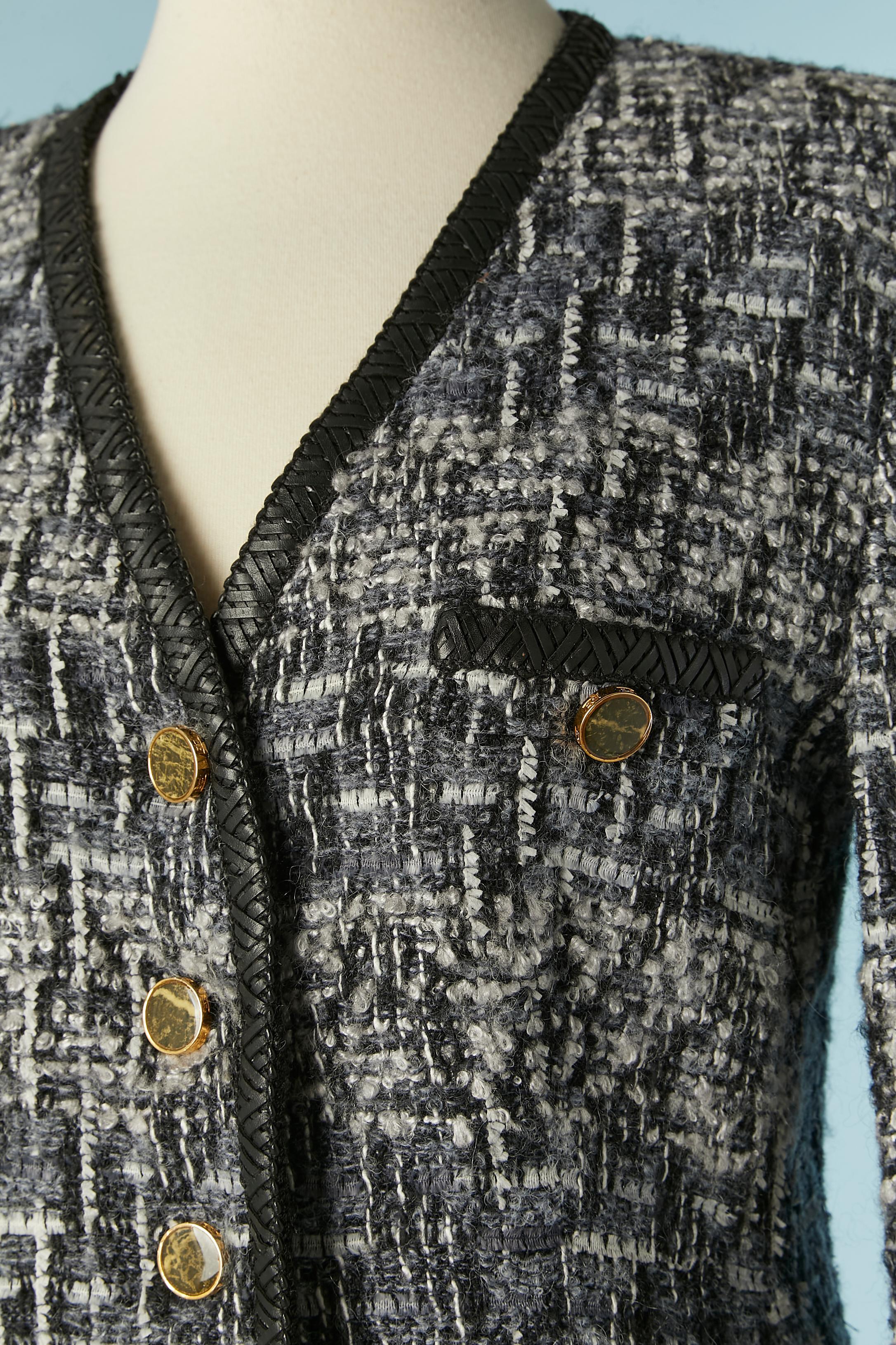 Black and white Tweed single-breasted jacket. Main fabric composition: 46% wool, 16% mohair, 14% nylon, 10% rayon, 8% acrylic, 6% cotton. 100 % rayon lining. Black leather edge.
SIZE 38 (Eu) M 
