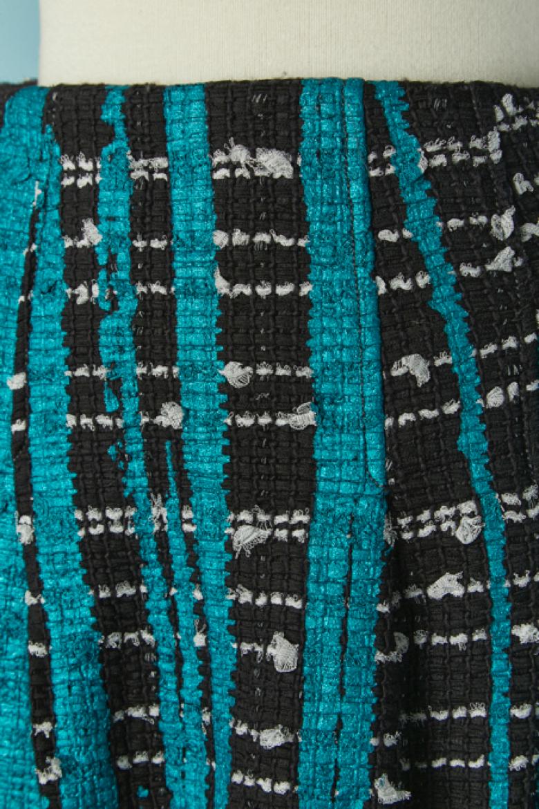 Schwarz-weißer Tweed-Rock mit blauem Aufdruck. Kein Stoff Zusammensetzung Tag weder Größe (Ausstellungsstück) 
Bedrucktes Viskosegewebe. Taschen auf beiden Seiten + eine Gesäßtasche mit Knopf und Knopflochverschluss.
Reißverschluss und