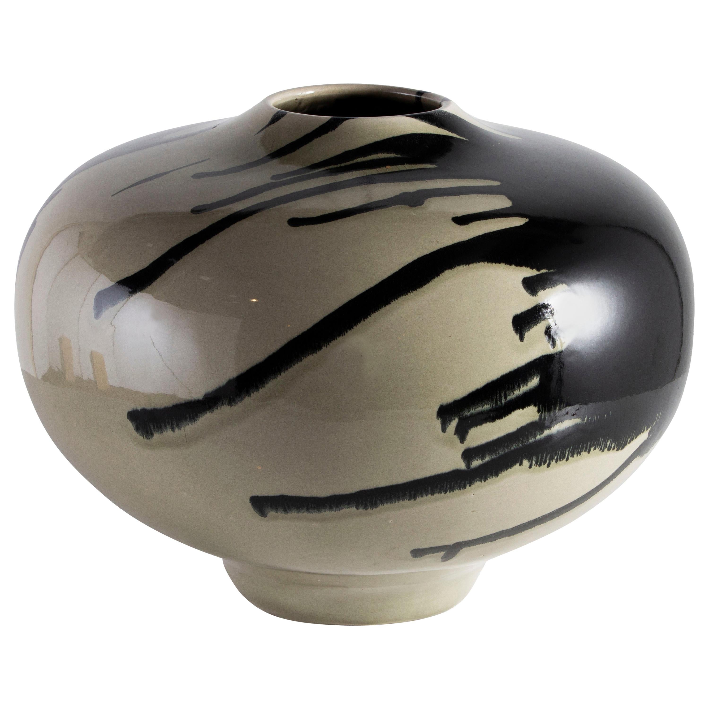 Black and White Vase For Sale at 1stDibs