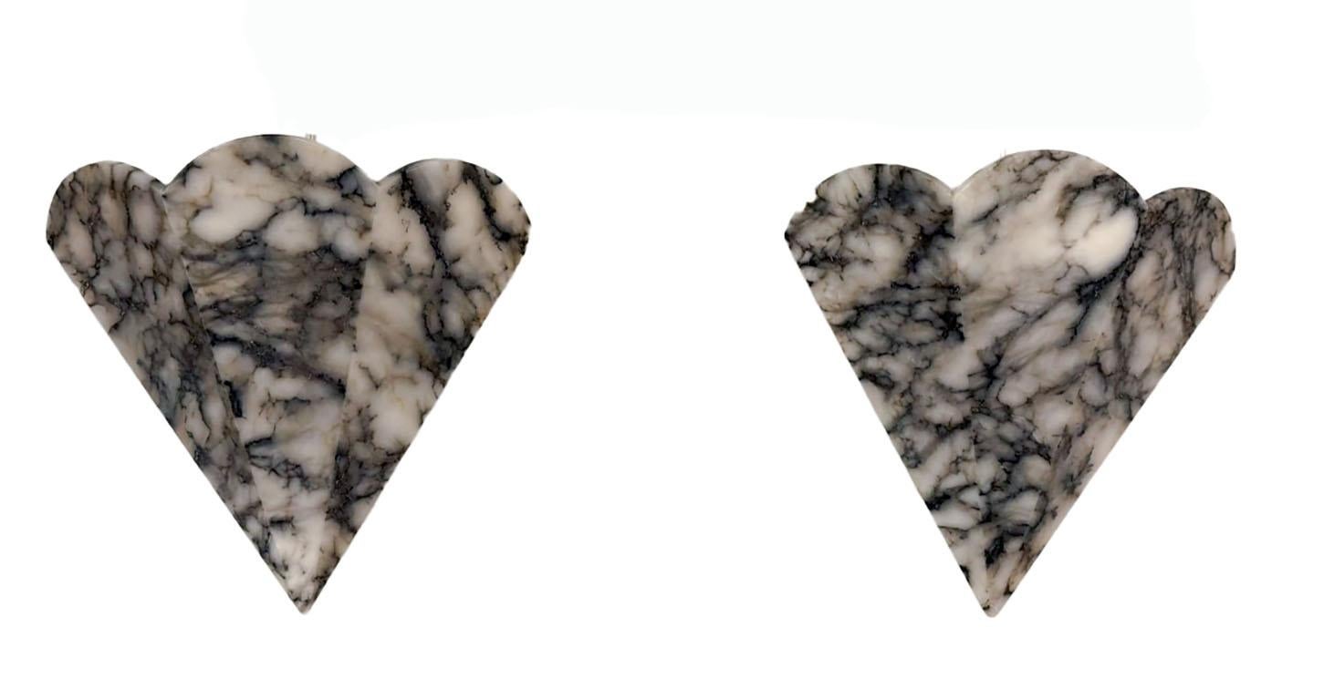 Applique in alabastro bianco e nero in stile Art Déco. Ogni bellissimo paralume in pietra è montato con la ferramenta inclusa per essere installato su un'applique standard americana. Due lampadine dimmerabili da 40W illuminano ogni paralume e sono