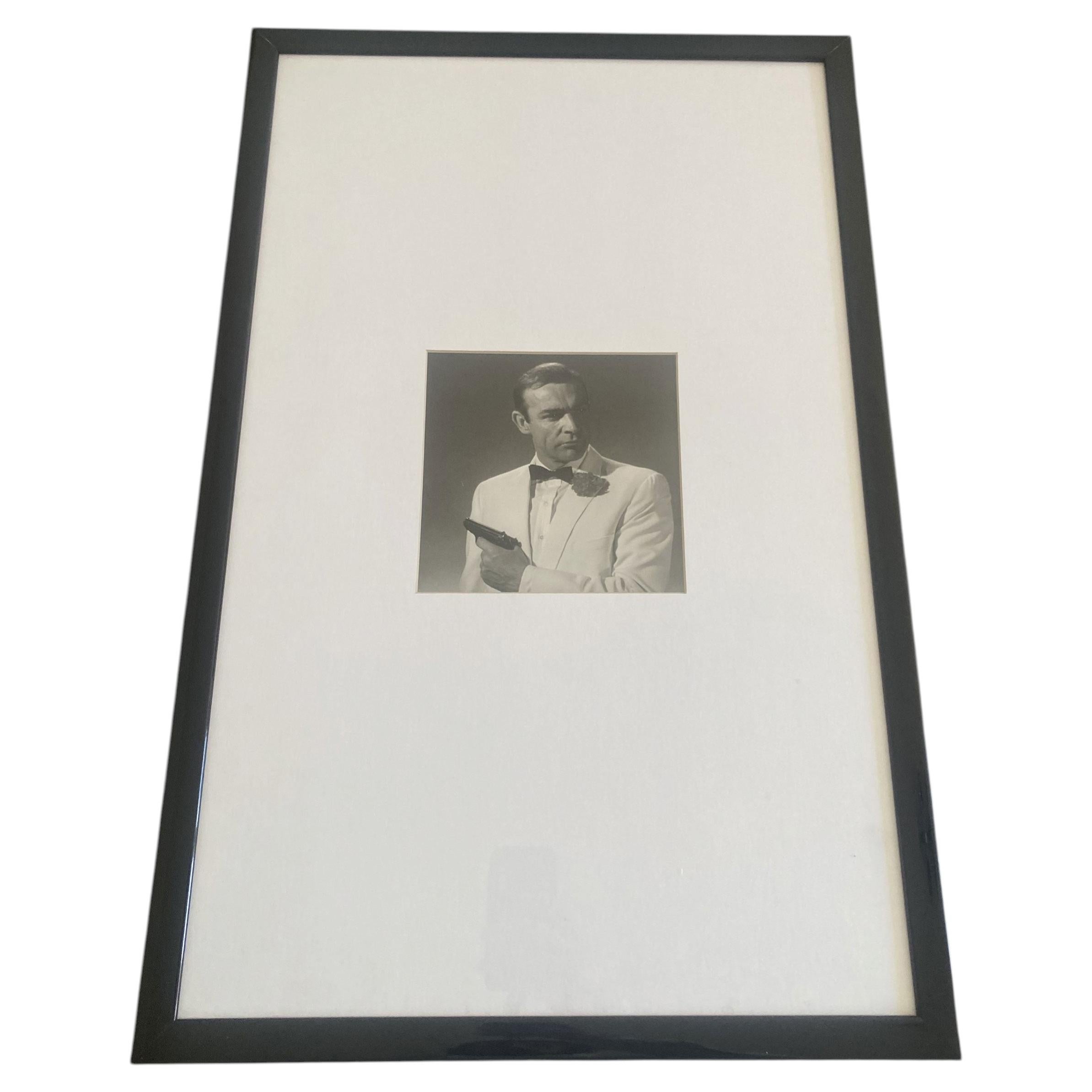 Stampa vintage in bianco e nero di Sean Connery nei panni di James Bond, in cornice nera