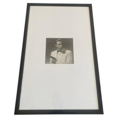 Lámina vintage en blanco y negro de Sean Connery como James Bond, en marco negro