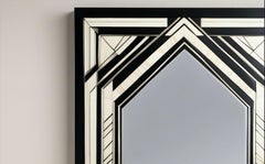Espejo de pared en blanco y negro inspirado en el Art Déco, hecho a mano por House of Jaipur