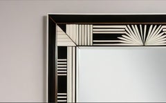 Specchio da parete bianco e nero ispirato all'Art Deco, realizzato a mano da Artisanal