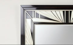 Specchio da parete bianco e nero ispirato all'Art Deco, realizzato a mano da Artisanal