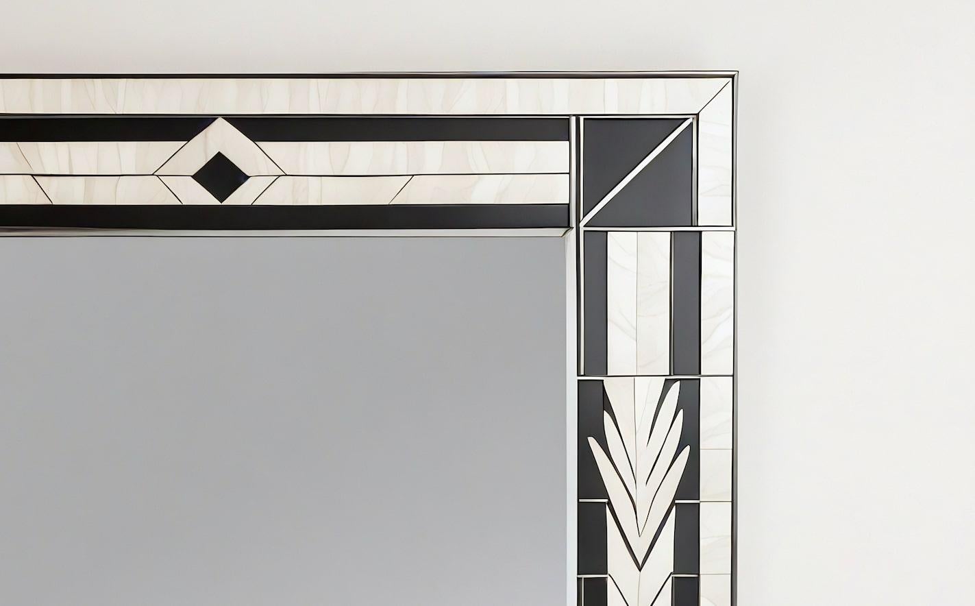 Espejo de Pared Blanco y Negro Inspirado en el Art Deco, Hecho a Mano por Artesanos Art Decó en venta
