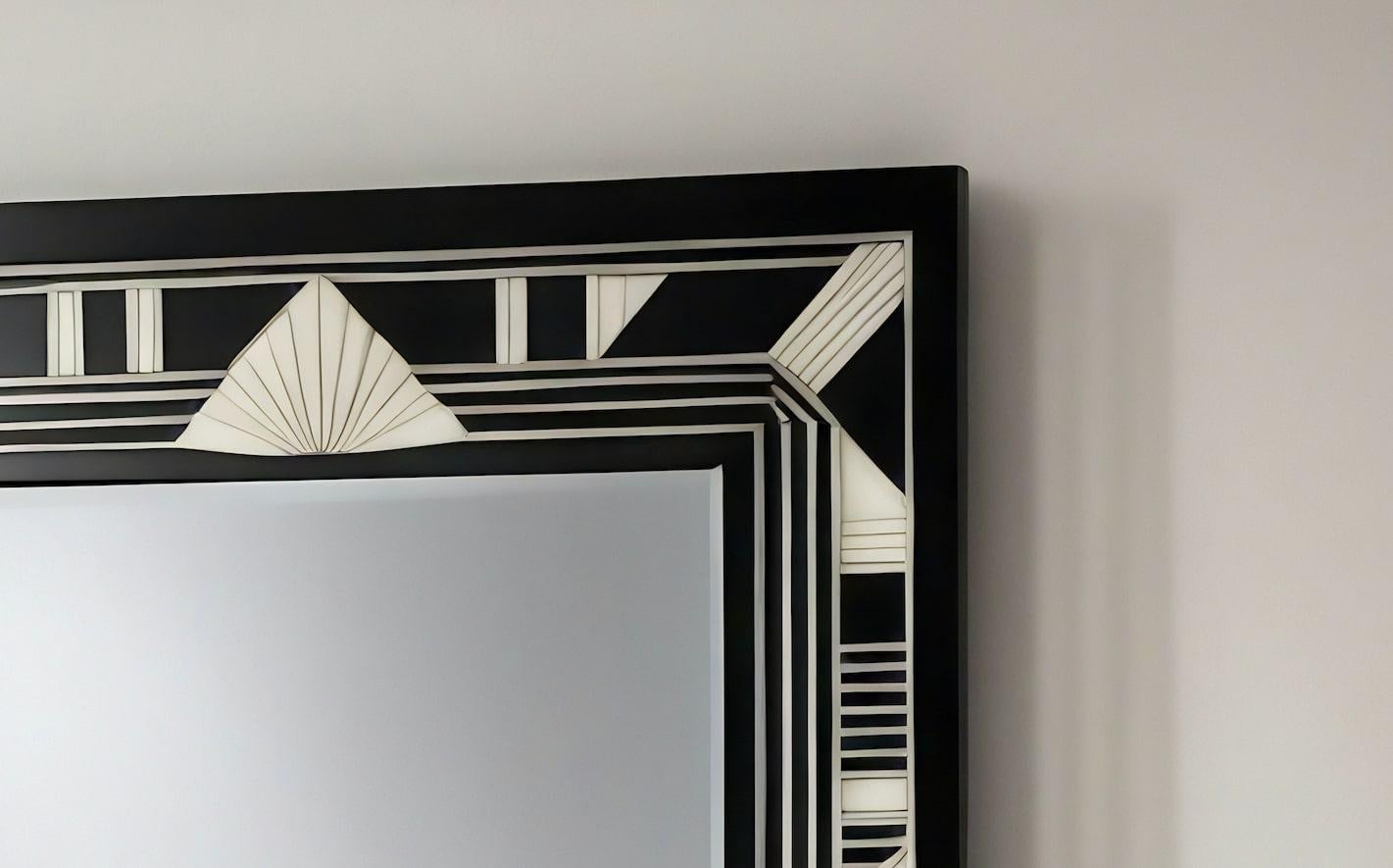Espejo de Pared Blanco y Negro Inspirado en el Art Deco, Hecho a Mano por Artesanos Art Decó en venta