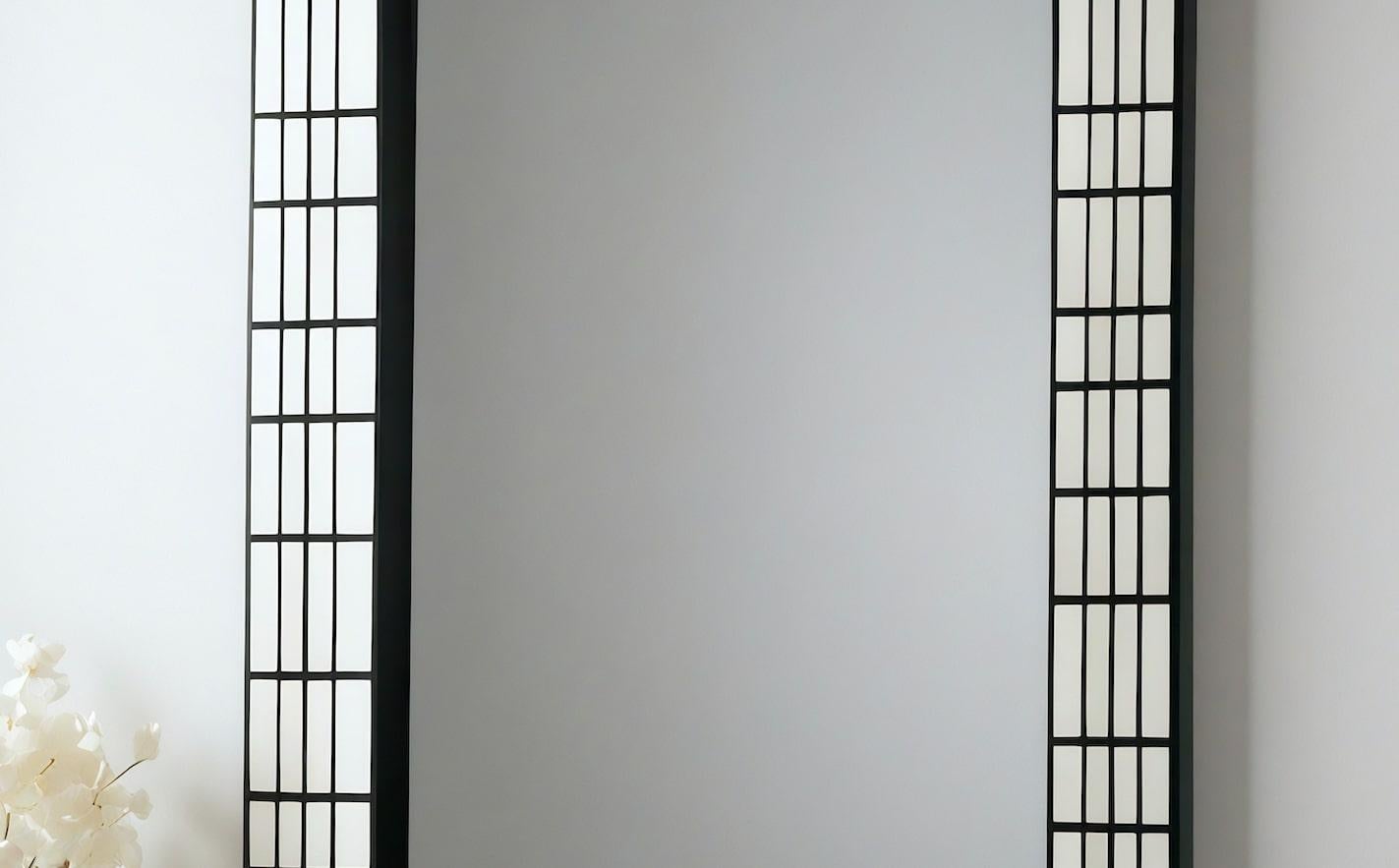 Specchio da parete in bianco e nero ispirato a De Stijl, realizzato a mano da Artisanal In condizioni Nuovo in vendita a New York, NY