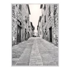 Calle amurallada en blanco y negro en Barberino Italia