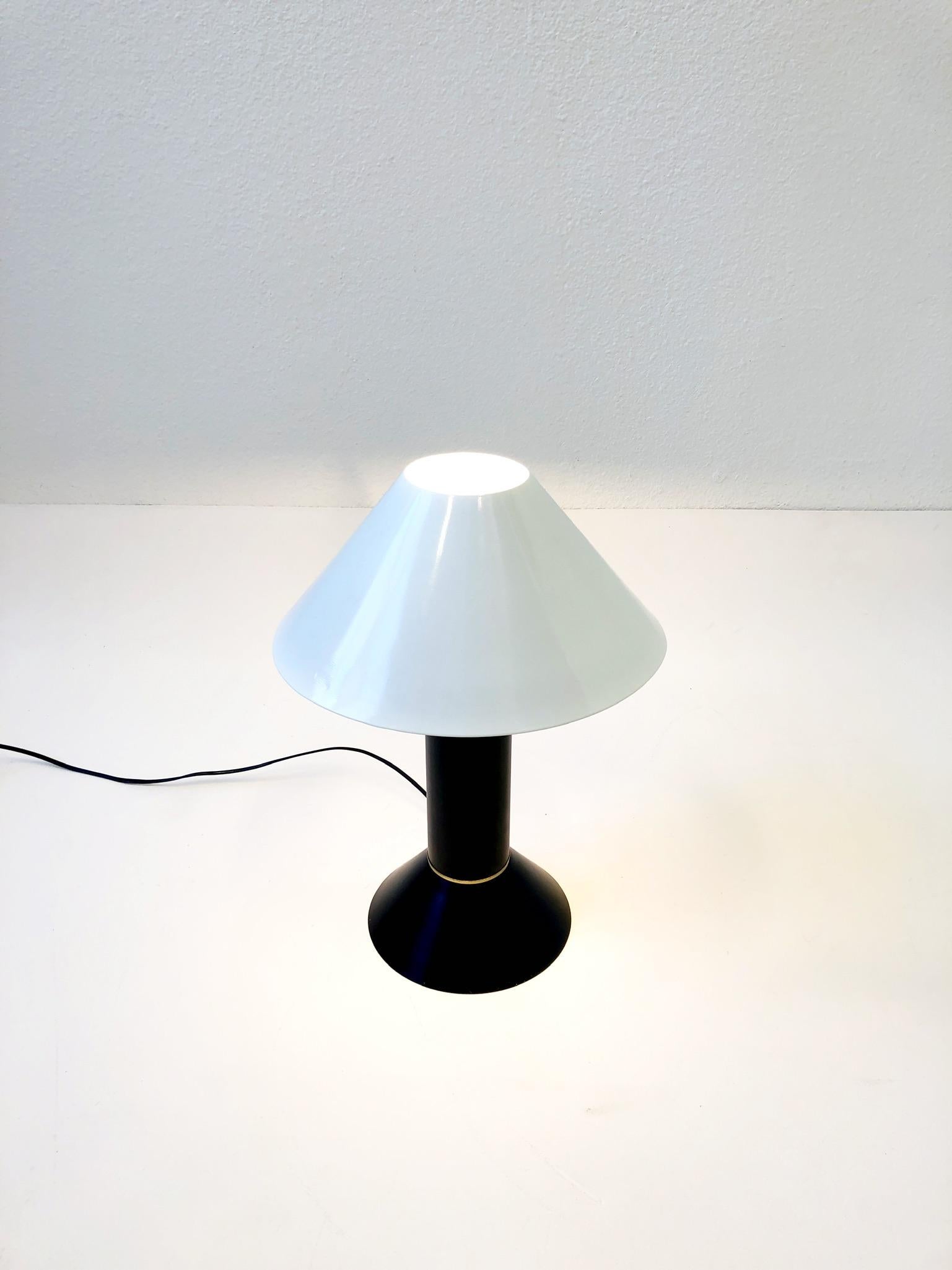Tischlampe in Schwarz und Weiß mit Messingdetails von Ron Rezek (Moderne) im Angebot