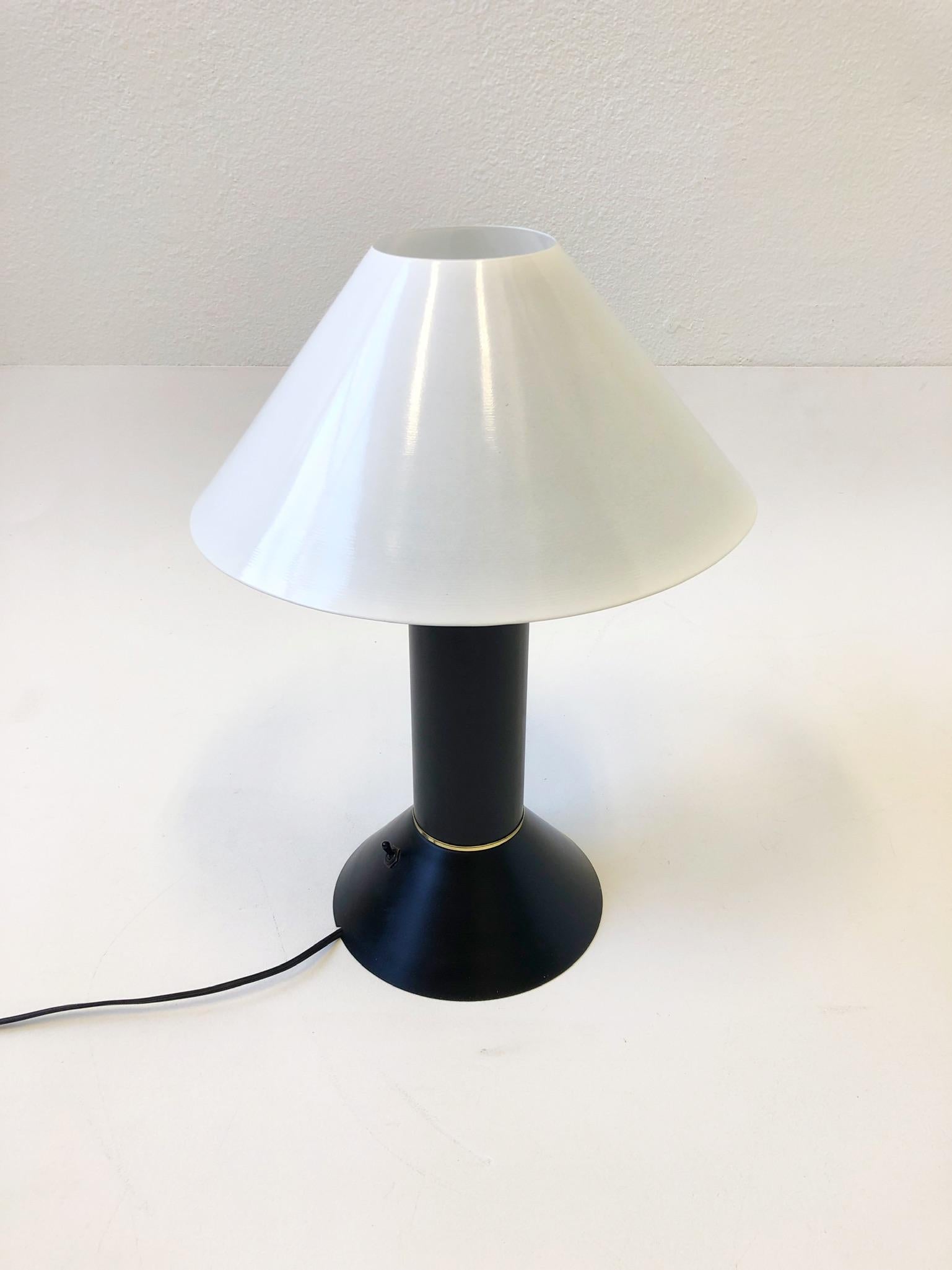 Fin du 20e siècle Lampe de bureau en noir et blanc avec détails en laiton de Ron Rezek en vente