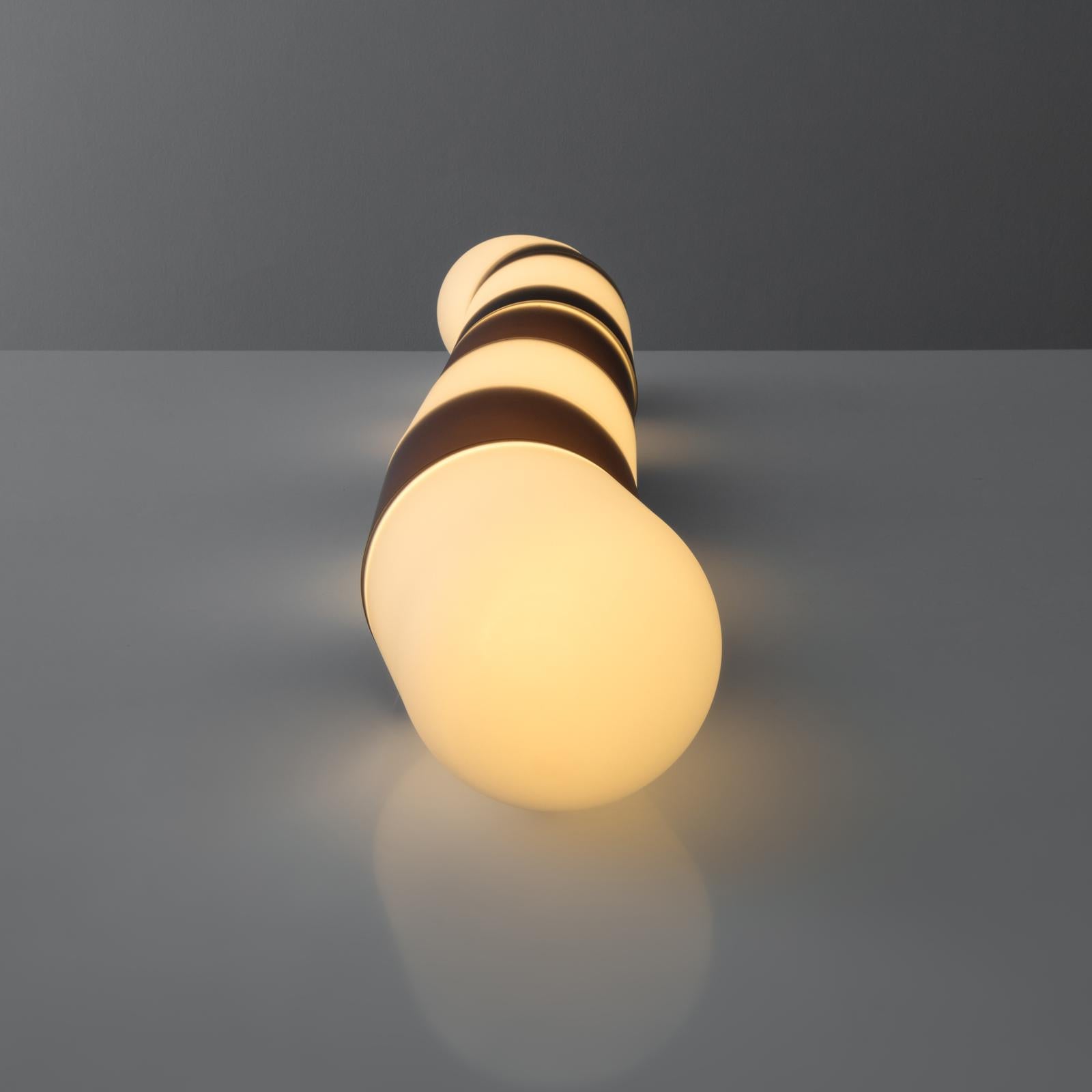 Gusano Blanco y Negro Vidrio Soplado a Mano Habitantes Iluminación Siglo XXI y contemporáneo en venta