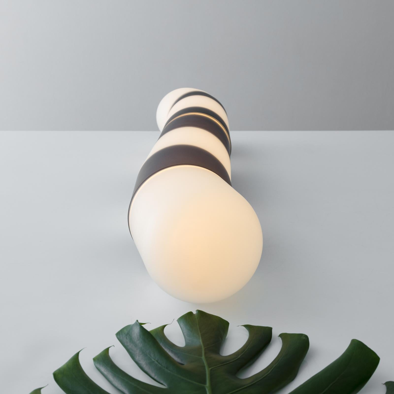 Gusano Blanco y Negro Vidrio Soplado a Mano Habitantes Iluminación Vidrio soplado en venta