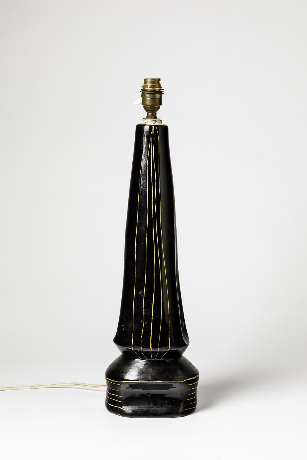Mid-Century Modern Lampe de table en céramique noire et jaune, décoration abstraite du milieu du 20e siècle, 1960 en vente