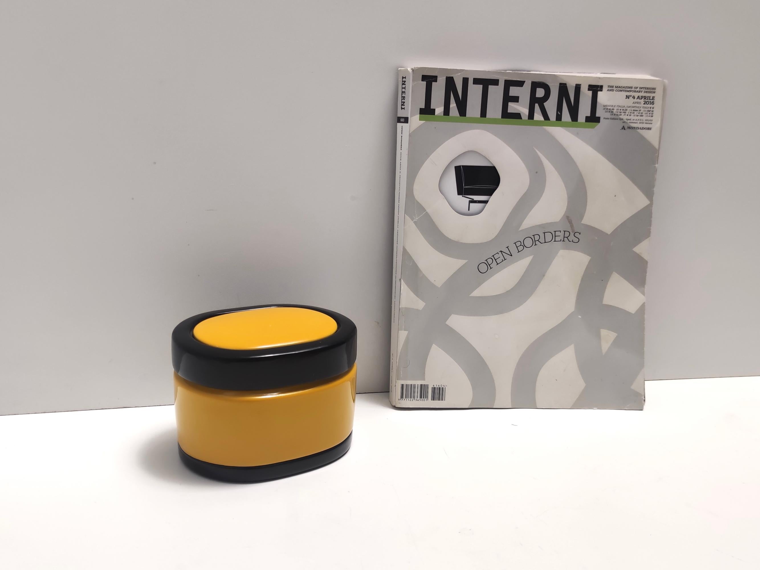 Hergestellt in Italien, 1980er Jahre. 
Diese Schale ist aus schwarzer und gelber glasierter Keramik gefertigt, eine für Roberta Camerinos Design typische Farbkombination. 
Produziert und gezeichnet von Marchi Porcellane.
Er kann leichte