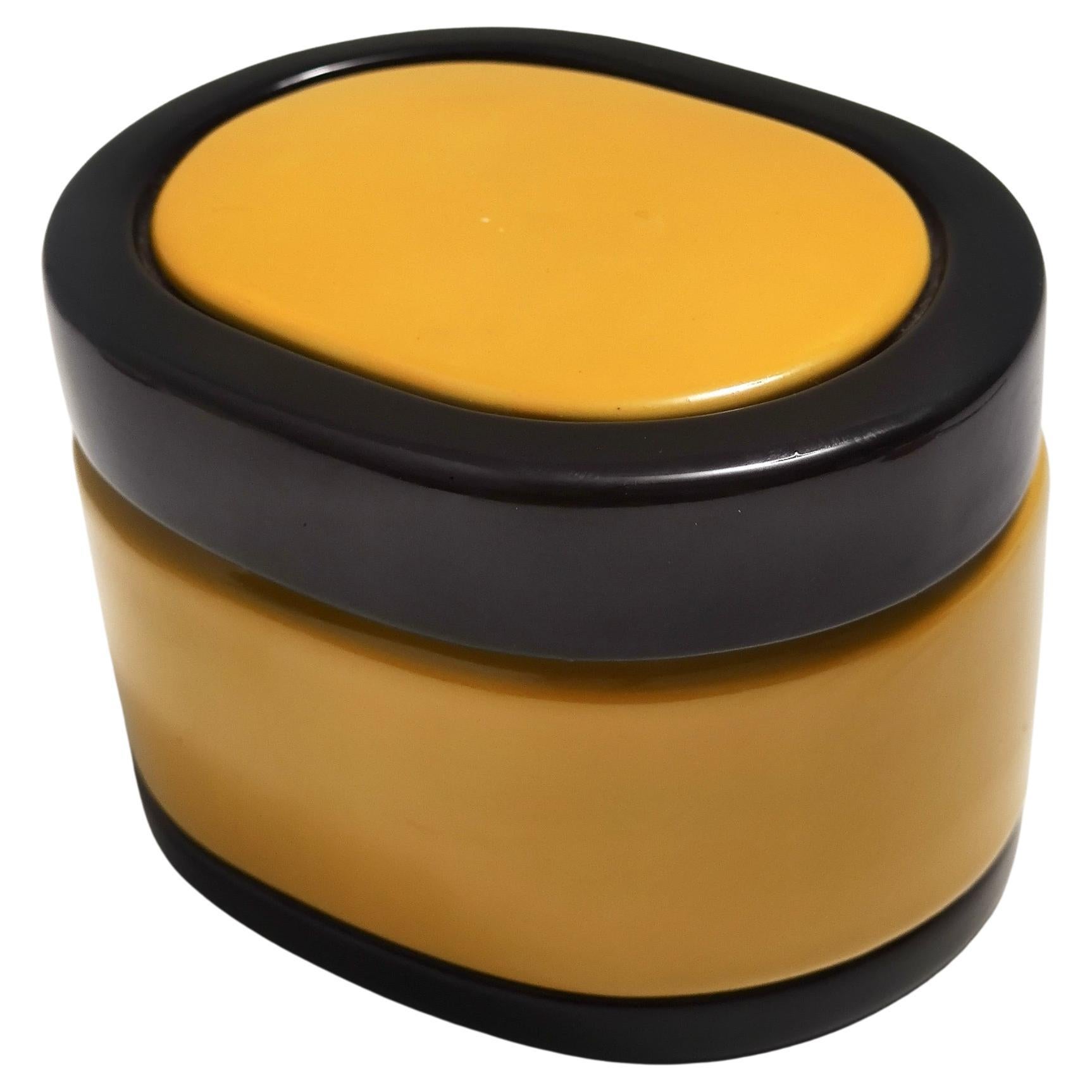 Fabriqué en Italie, années 1980. 
Ce vide-poche est réalisé en céramique émaillée noire et jaune, une combinaison de couleurs typique du design de Roberta Camerino. 
Produit et marqué par Marchi Porcellane.
Il peut présenter de légères traces