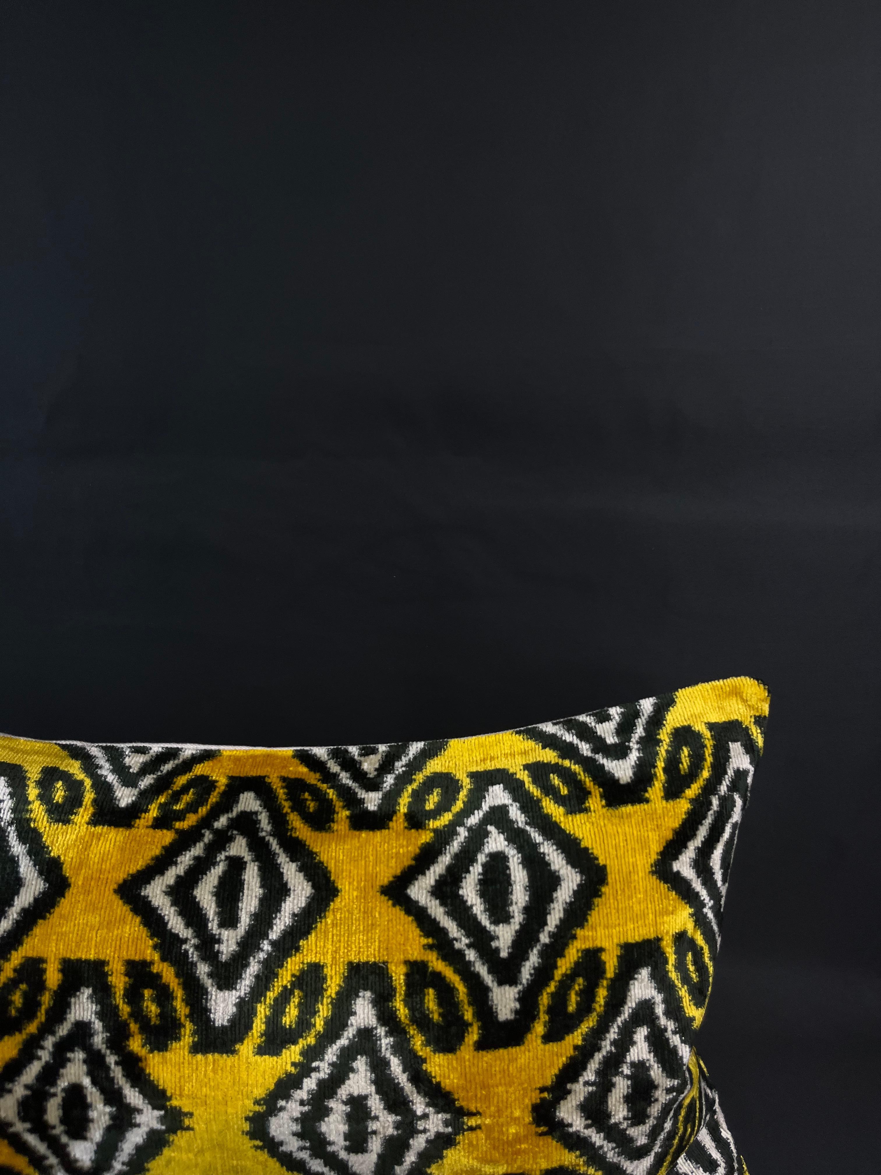 Moderne Housse de coussin Ikat en velours de soie à motifs géométriques noirs et jaunes 16