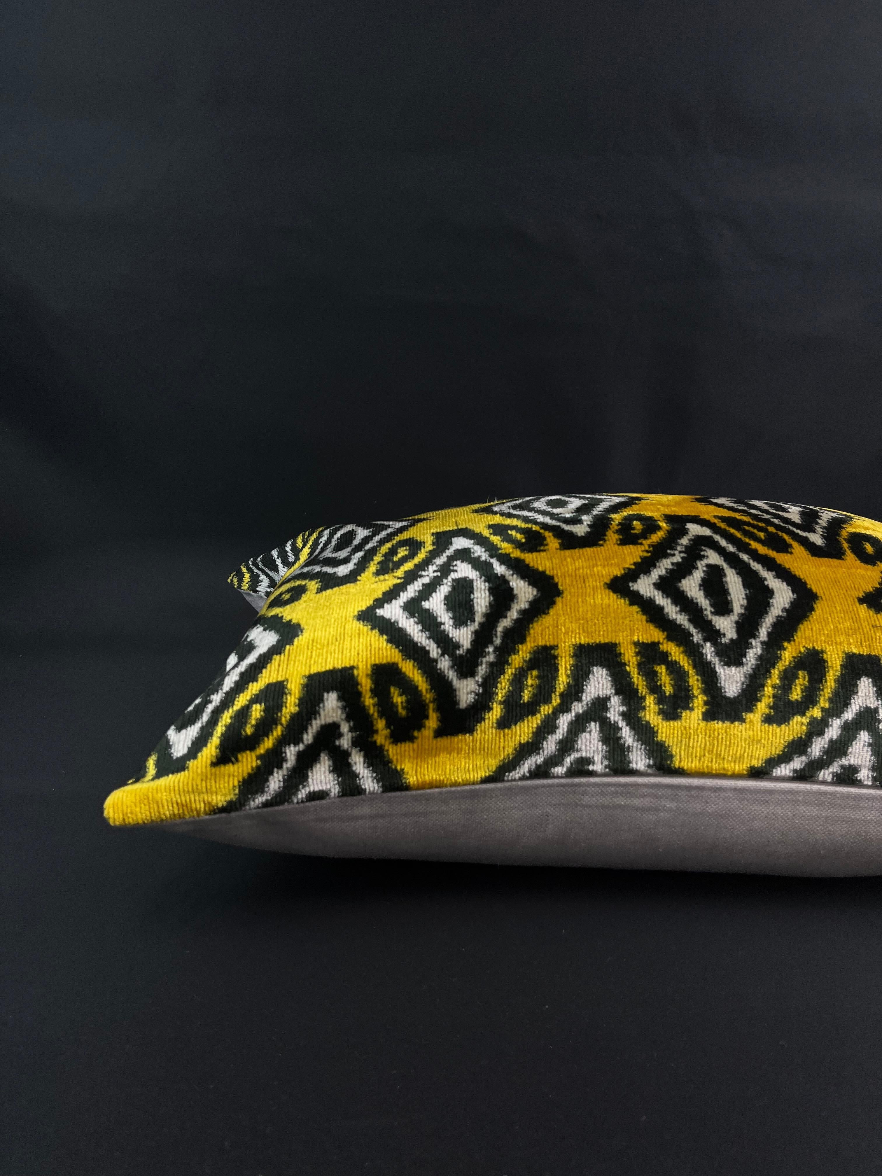 Turc Housse de coussin Ikat en velours de soie à motifs géométriques noirs et jaunes 16