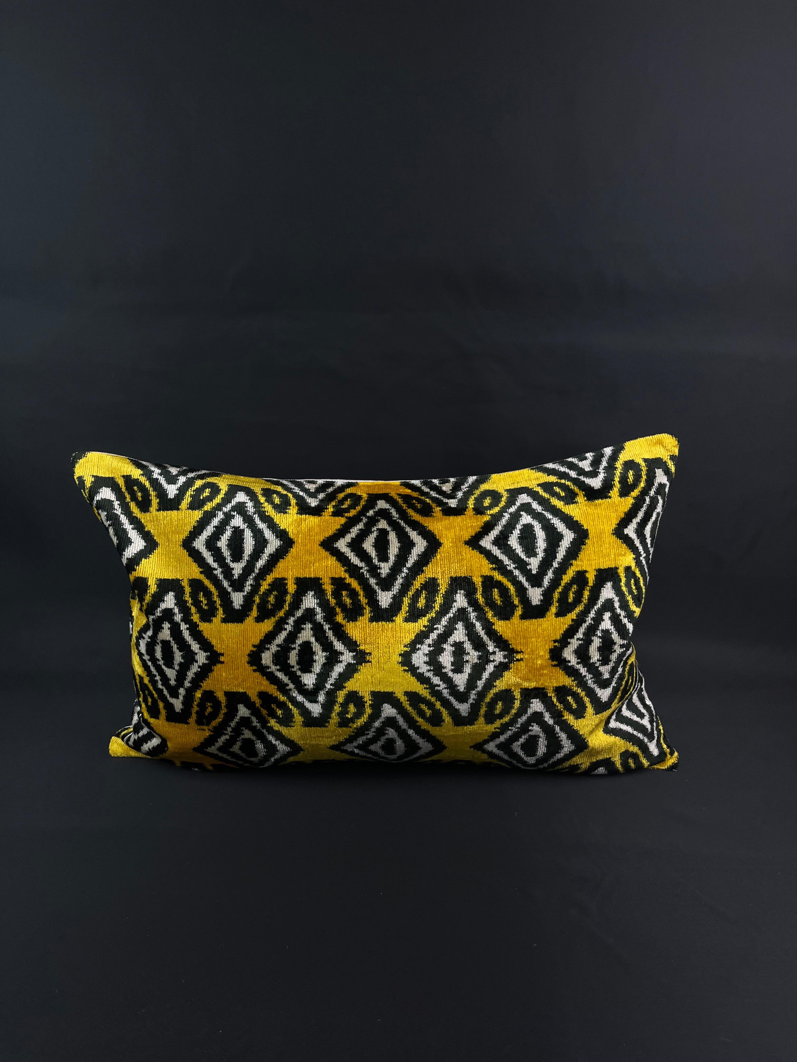 Housse de coussin Ikat en velours de soie à motifs géométriques noirs et jaunes 16