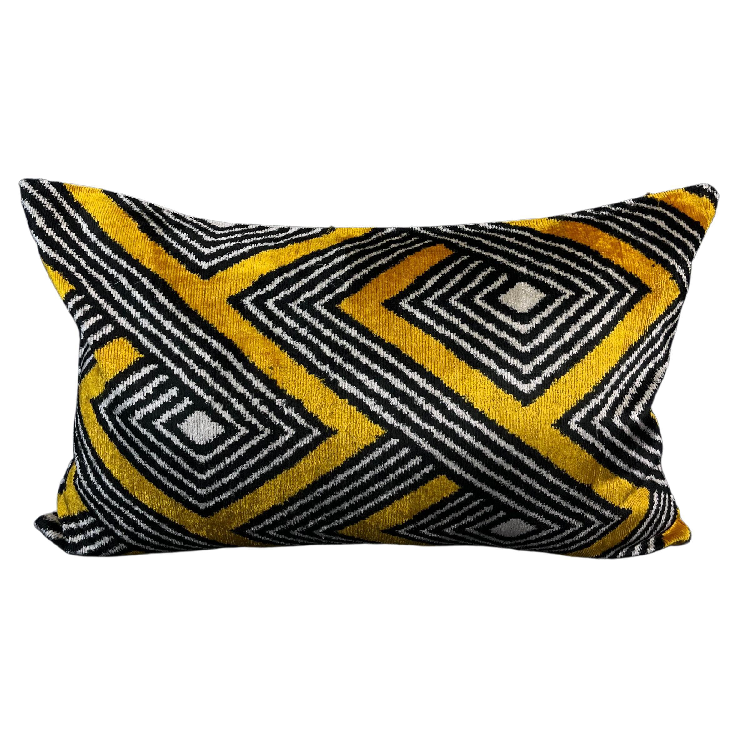 Housse de coussin Ikat en velours de soie à motifs géométriques noirs et jaunes 16" x 24".
