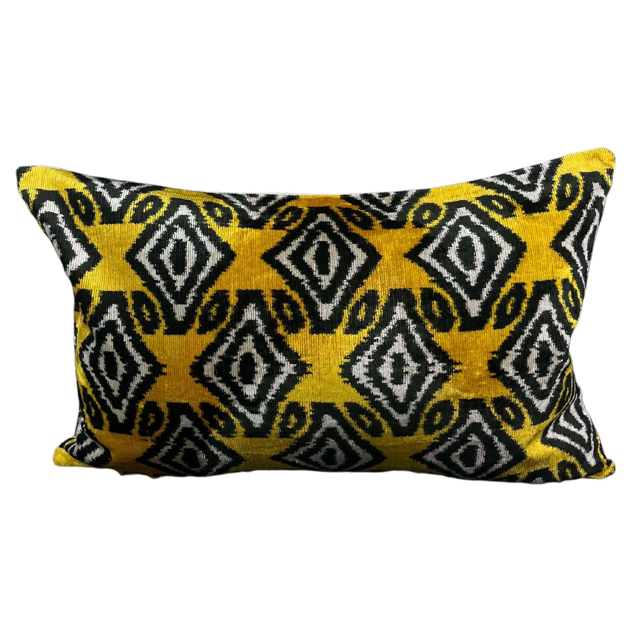 Housse de coussin Ikat en velours de soie à motifs géométriques noirs et jaunes 16" x 24". en vente