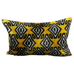 Ikat-Kissenbezug aus Samt mit geometrischem Muster in Schwarz und Gelb, 16" x 24"