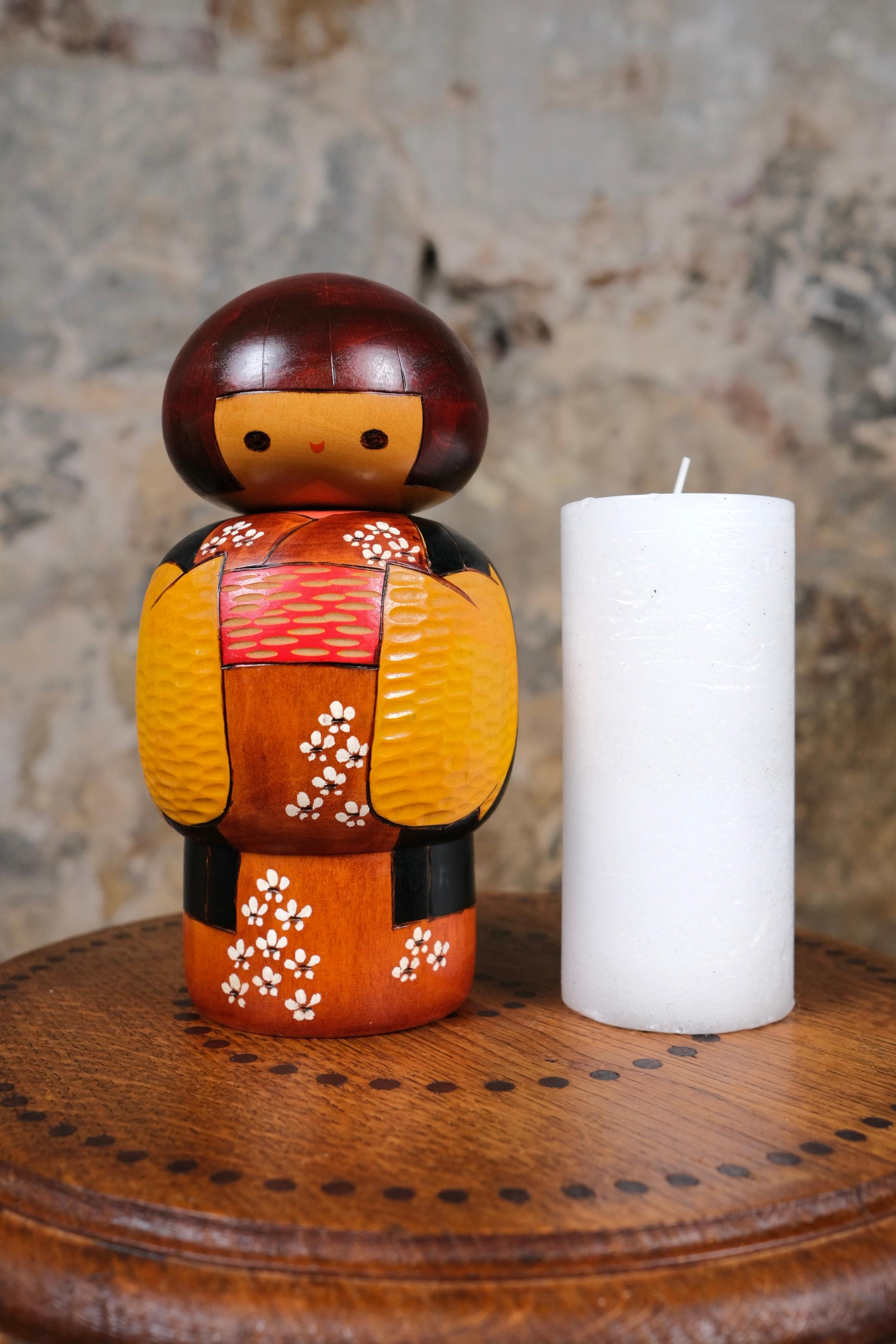 Black and yellow kimono kokeshi by Bitoku, 1970s, Japan For Sale 3