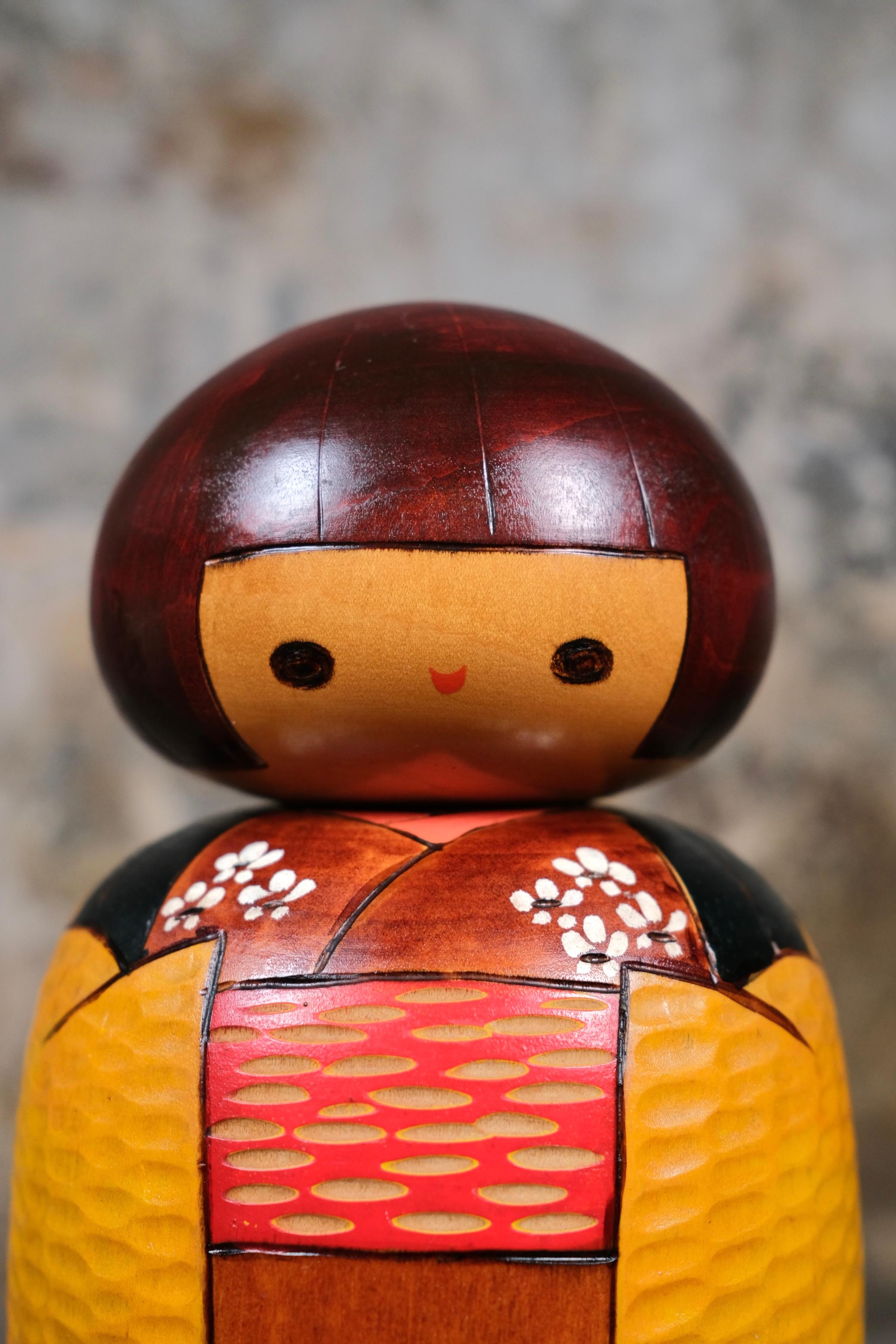 Black and yellow kimono kokeshi by Bitoku, 1970s, Japan In Good Condition For Sale In Lyon, FR