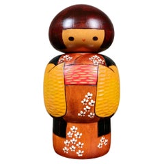 Kimono kokeshi negro y amarillo de Bitoku, años 70, Japón