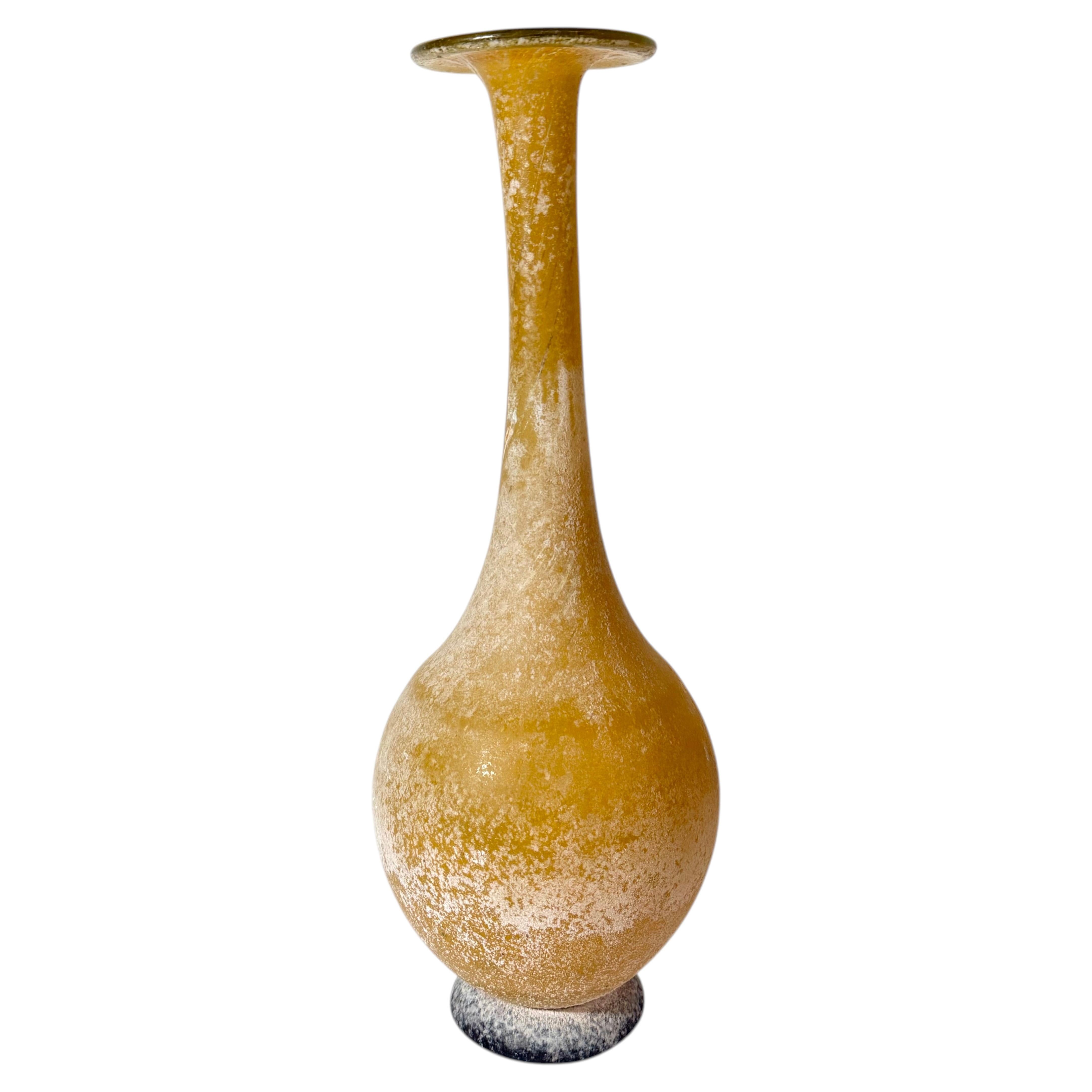 Vaso a bottiglia in vetro nero e giallo di Scavo, attribuito a Gino Cenedese, Italia in vendita