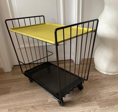 Chariot noir et jaune avec plateau amovible par Matégot, France 1950.