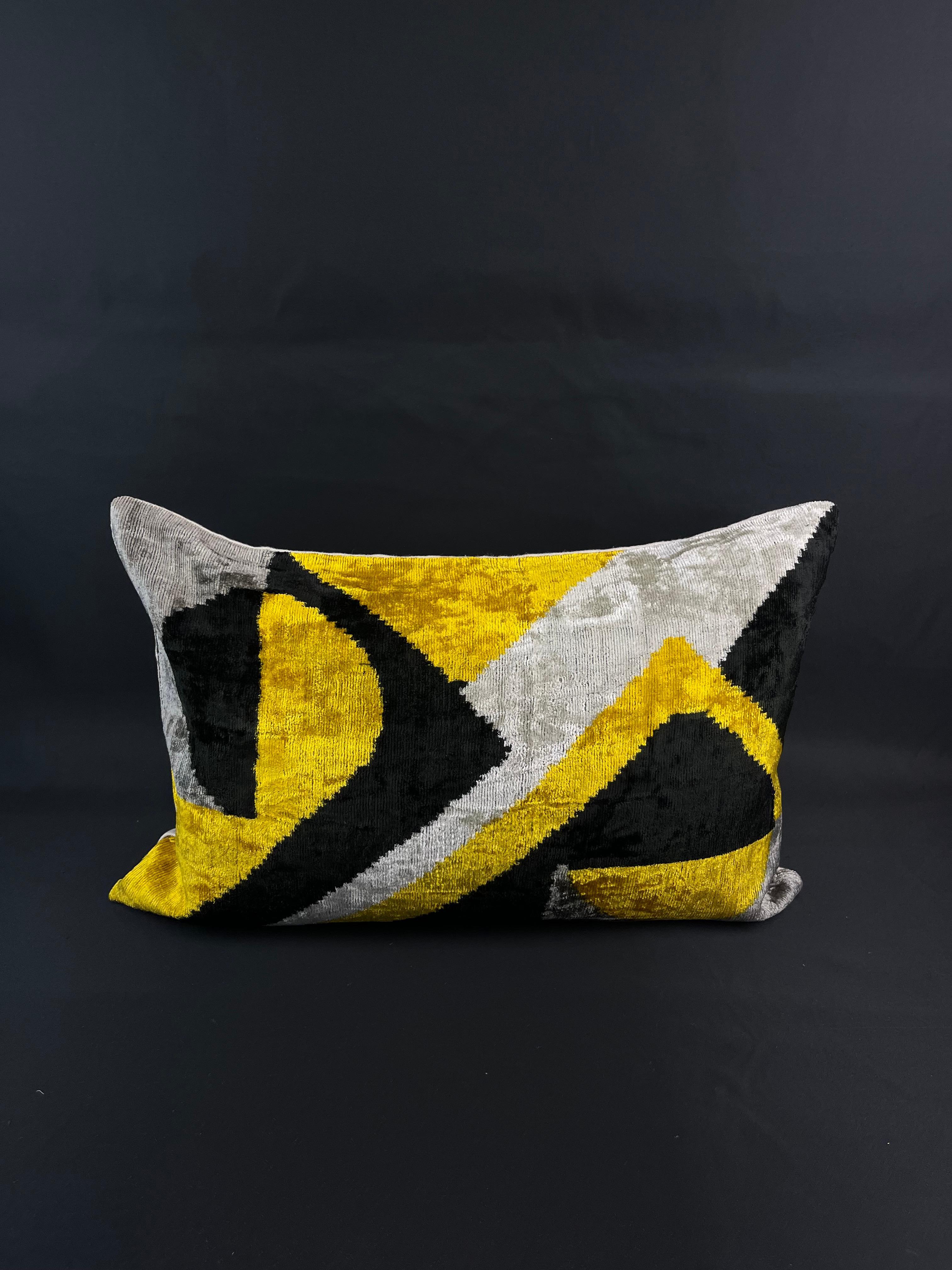 Ein atemberaubender Kissenbezug aus türkischem Ikat-Samt, fachmännisch handgewebt aus feinster Seide und verziert mit lebendigen, handgefärbten Mustern. Dieser exquisite Kissenbezug ist ein wahres Kunstwerk, das von geschickten Kunsthandwerkern mit