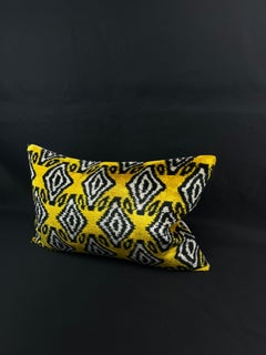 Copri cuscino Ikat in velluto nero e giallo 16" x 24"