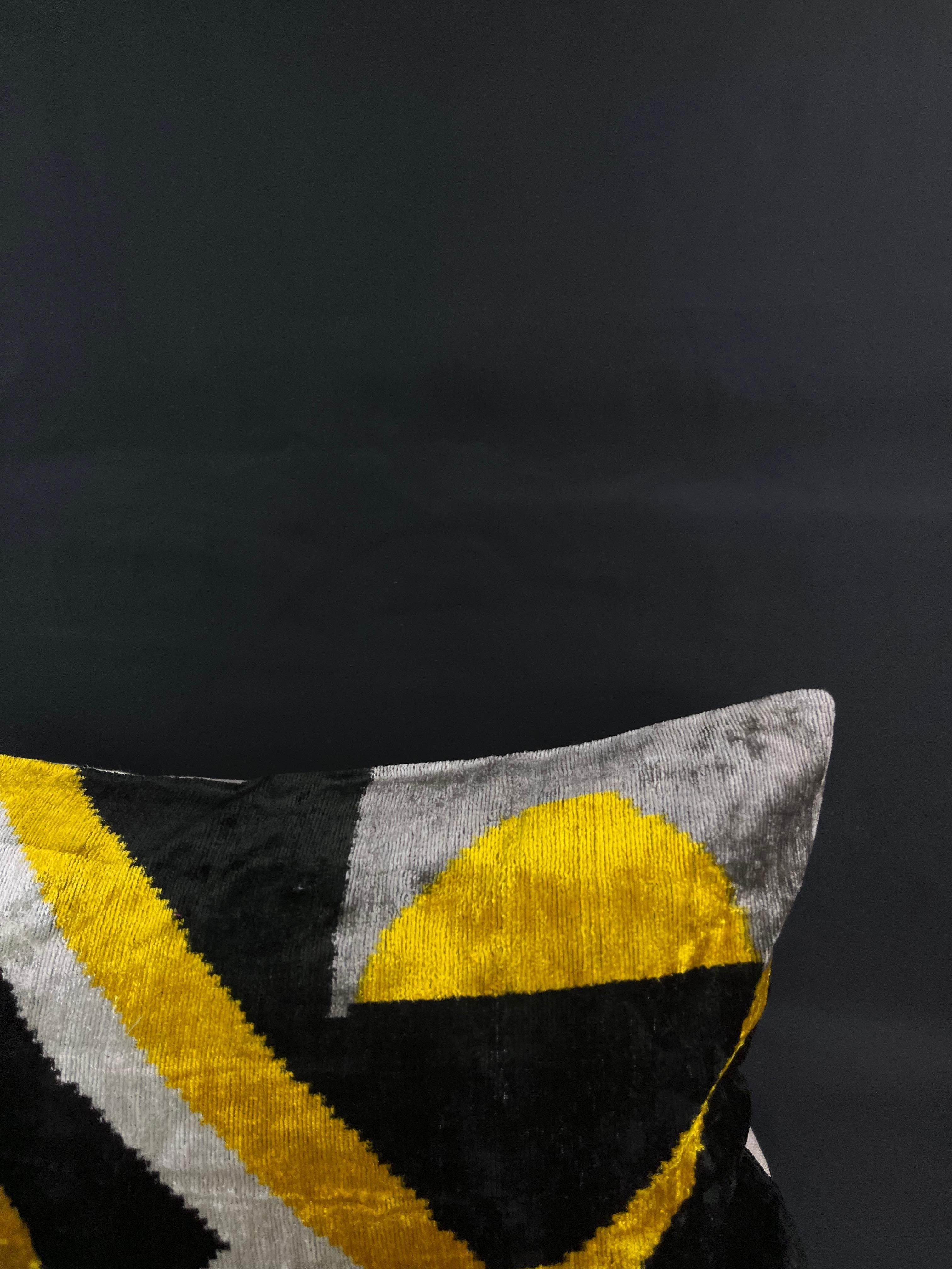 Moderne Housse de coussin Ikat en velours de soie noir et jaune 16