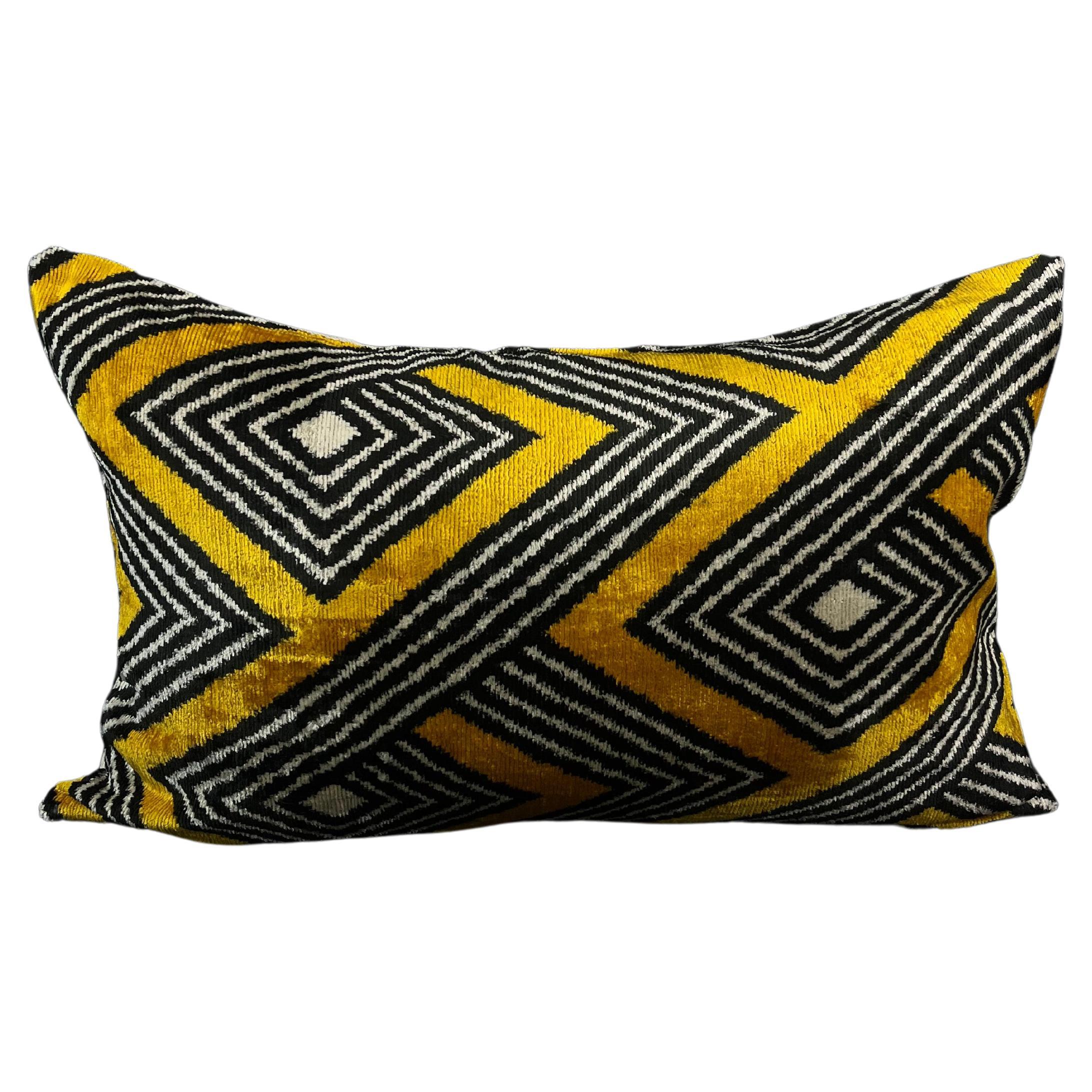 Housse de coussin Ikat en velours de soie noir et jaune 16" x 24".