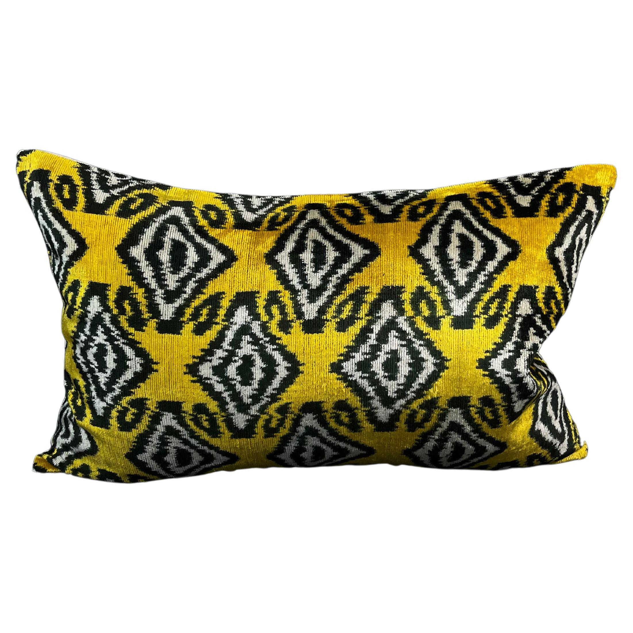 Housse de coussin Ikat en velours de soie noir et jaune 16" x 24".