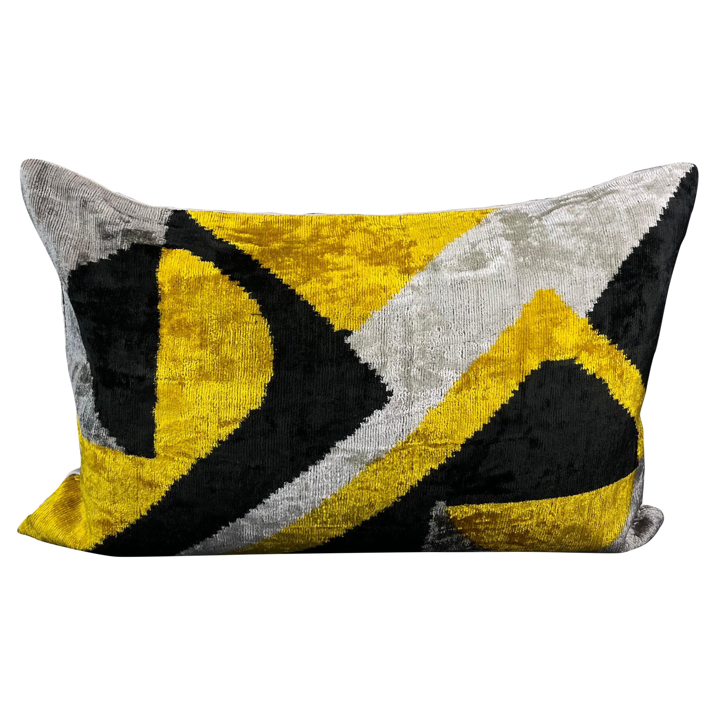 Housse de coussin Ikat en velours de soie noir et jaune 16" x 24".
