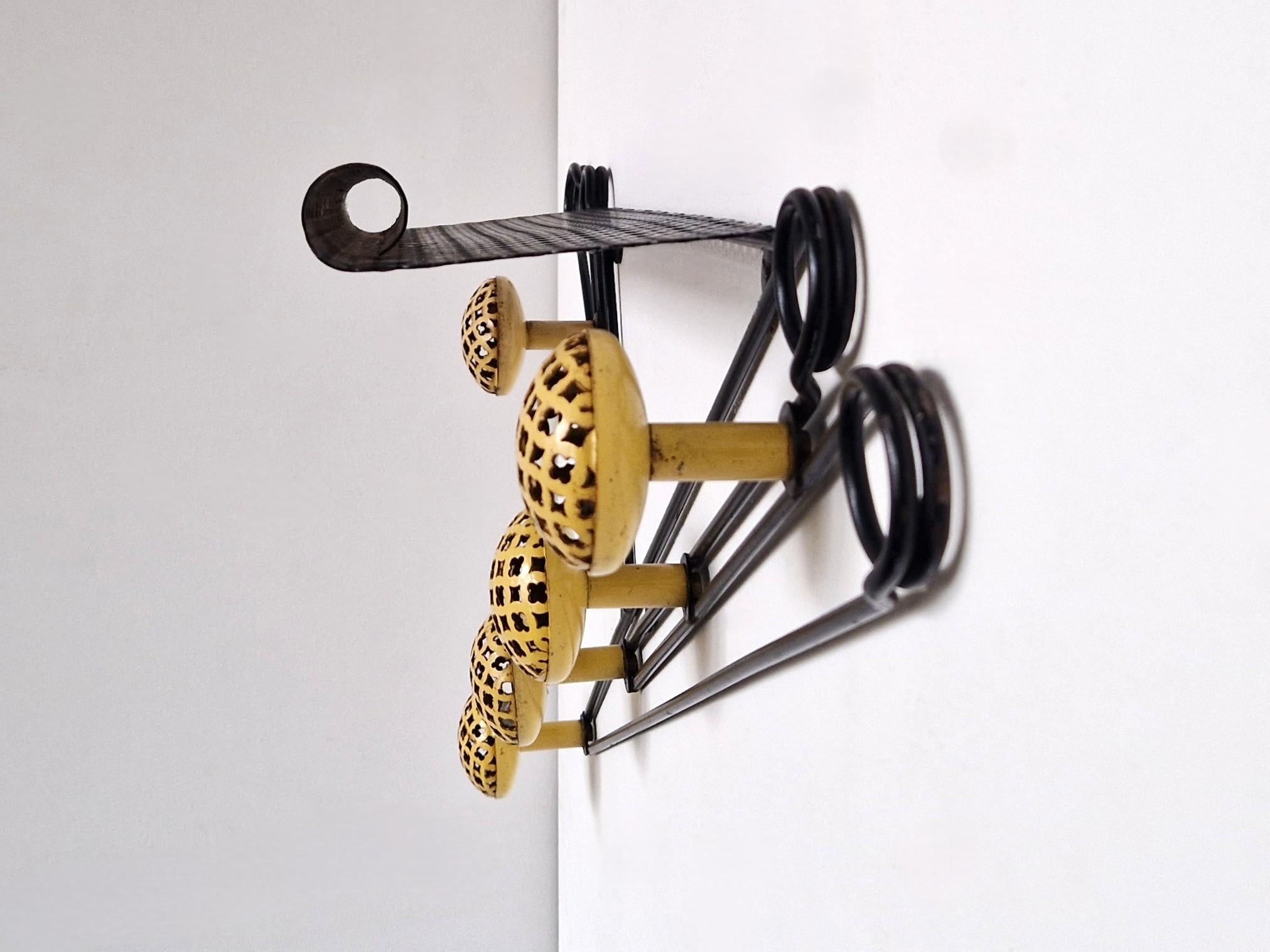 Mid-Century Modern Porte-manteau mural noir et jaune dans le style de Matégot et Feraud, France années 50 en vente