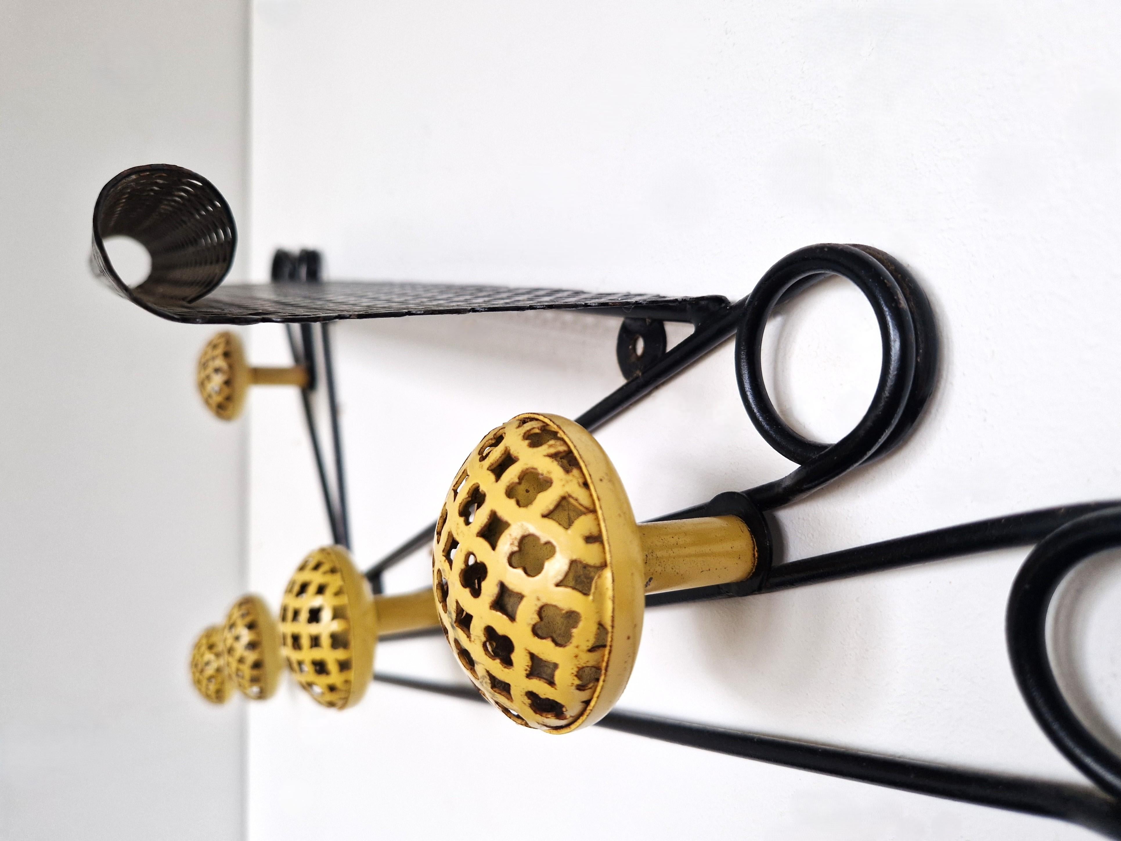 Métal Porte-manteau mural noir et jaune dans le style de Matégot et Feraud, France années 50 en vente