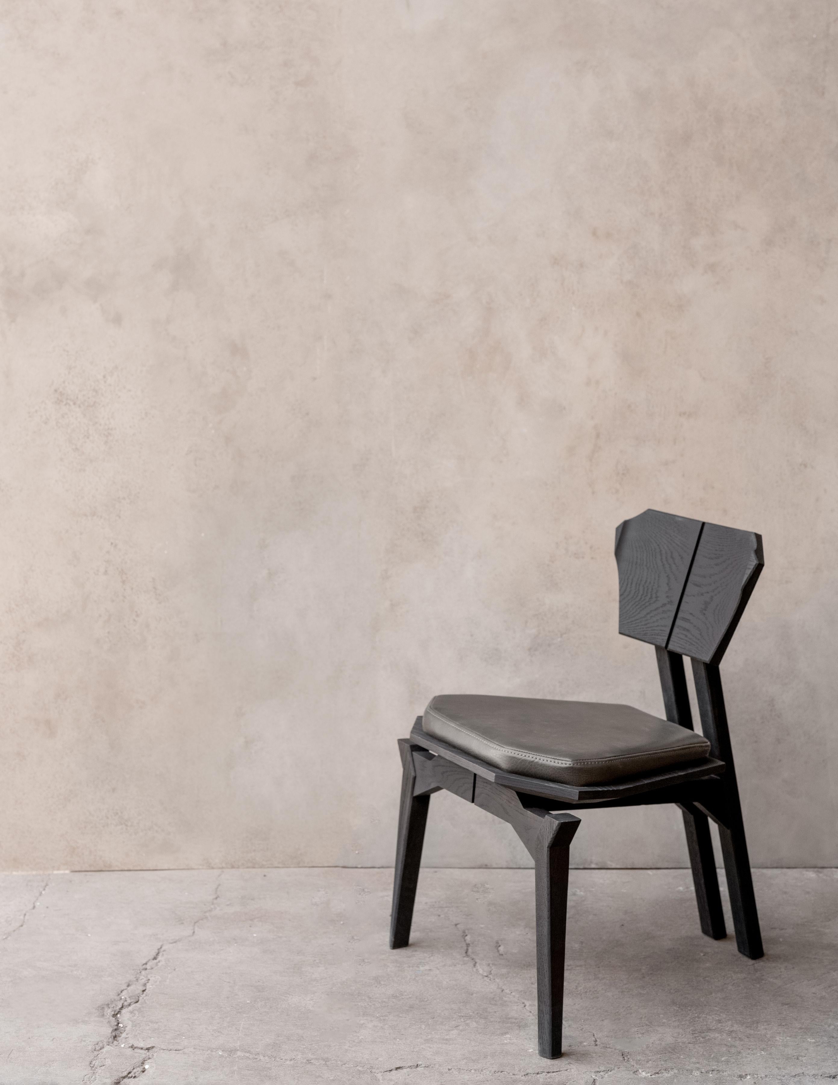 Black Ángulo chair by Arturo Verástegui
Dimensions: D 54 x W 60 x H 78 cm
Materials: oak wood, leather.
Available in leather or fabric.

Chair made of burnt and natural white oak with upholstered seat in fabric or leather.

Arturo Verástegui