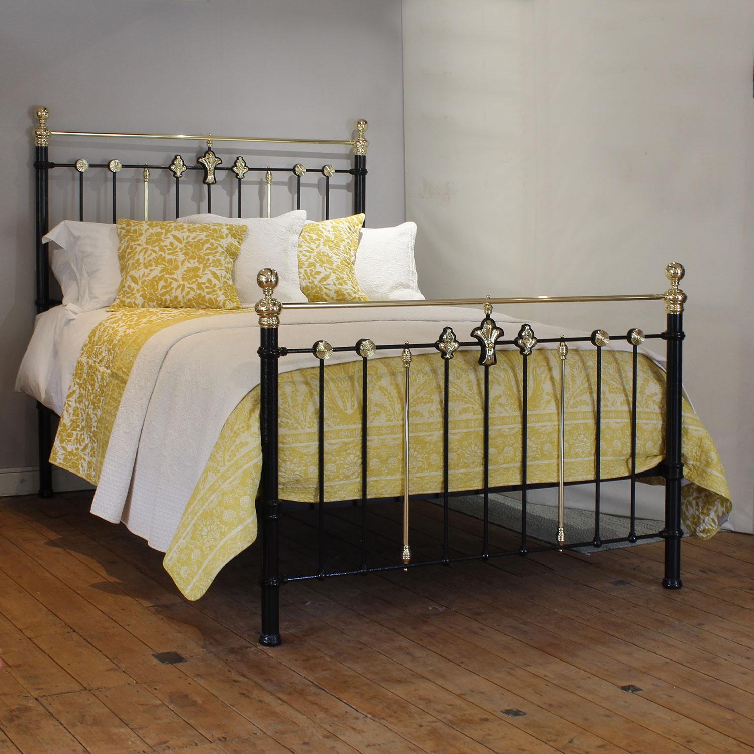 Ein prächtiges antikes Bett aus Gusseisen in schwarzer Farbe mit dekorativen Jugendstil-Rosetten an Kopf- und Fußteil.

Dieses Bett kann mit einem UK-King-Size- oder US-Queen-Size-Matratzen-Set (5ft, 60in oder 150cm breit) ausgestattet werden.

Im