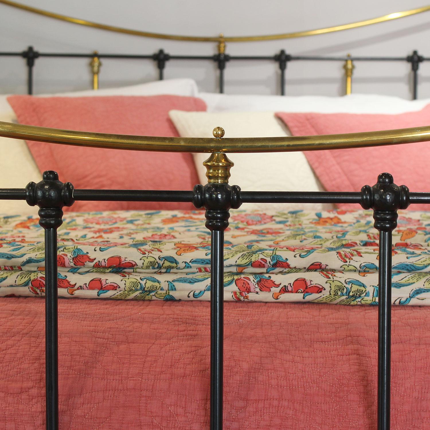 Black Antique Bed with Curved Brass Top Rail in Black MK304 In Good Condition For Sale In Wrexham, GB